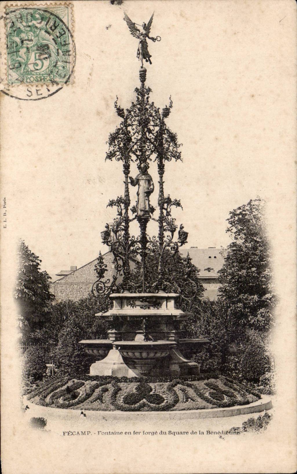CPA Fecamp Fontaine en fer forge du square de la Benedictine