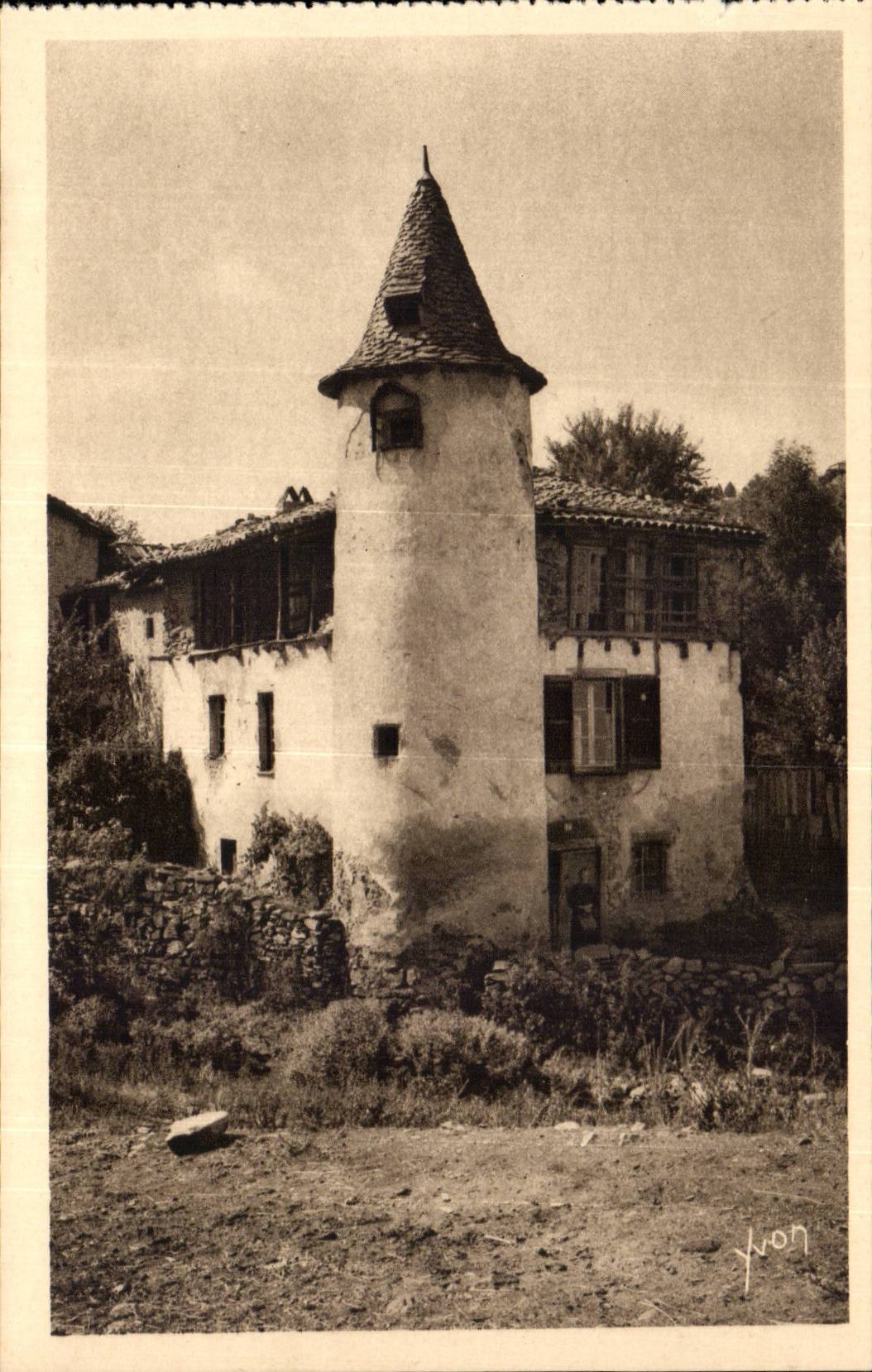 Saint Flour - Old woman Auvergnate House - CPA