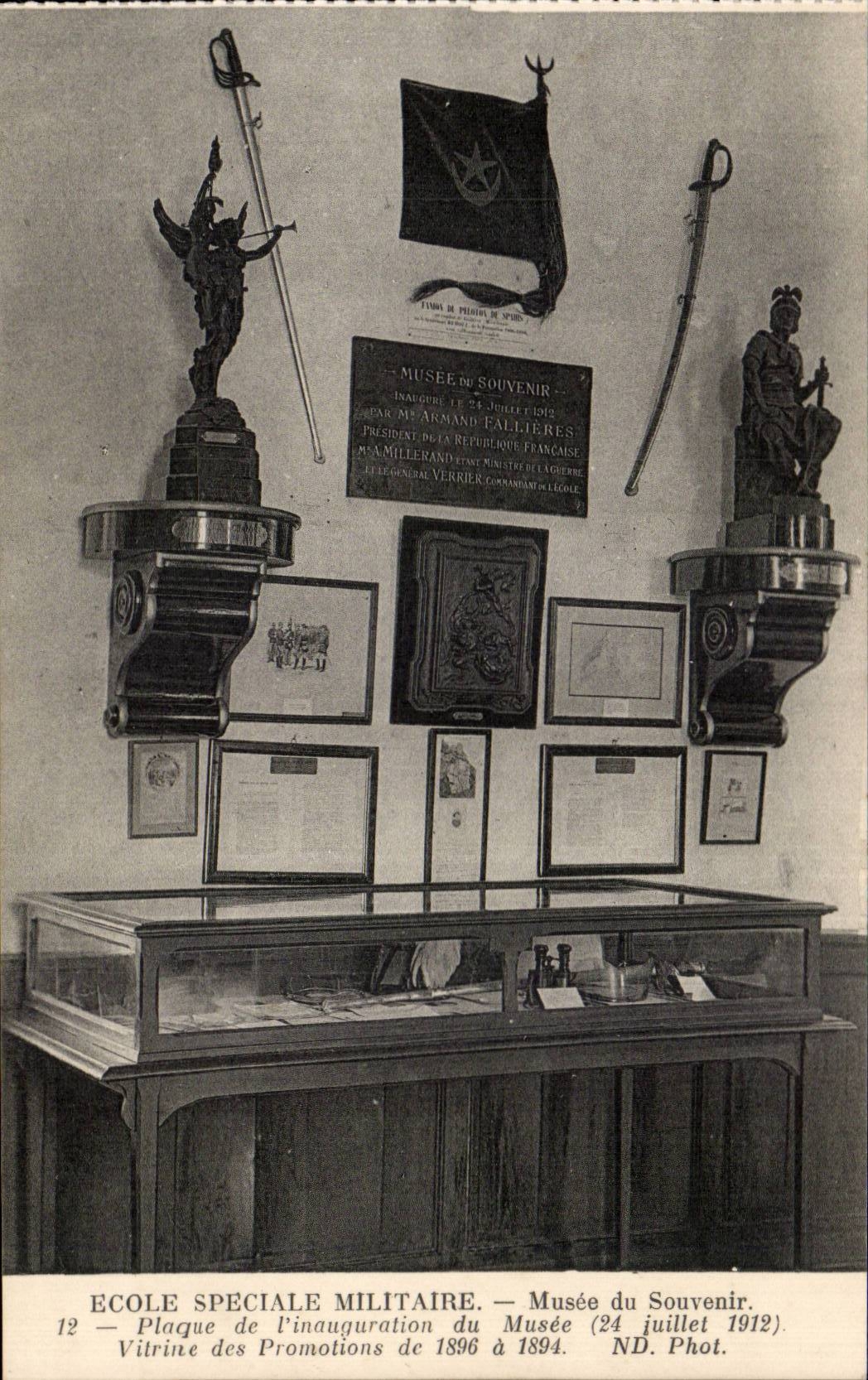 Saint Cyr - Ecole Speciale Militaire - Vitrine des Promotions de 1896 - CPA