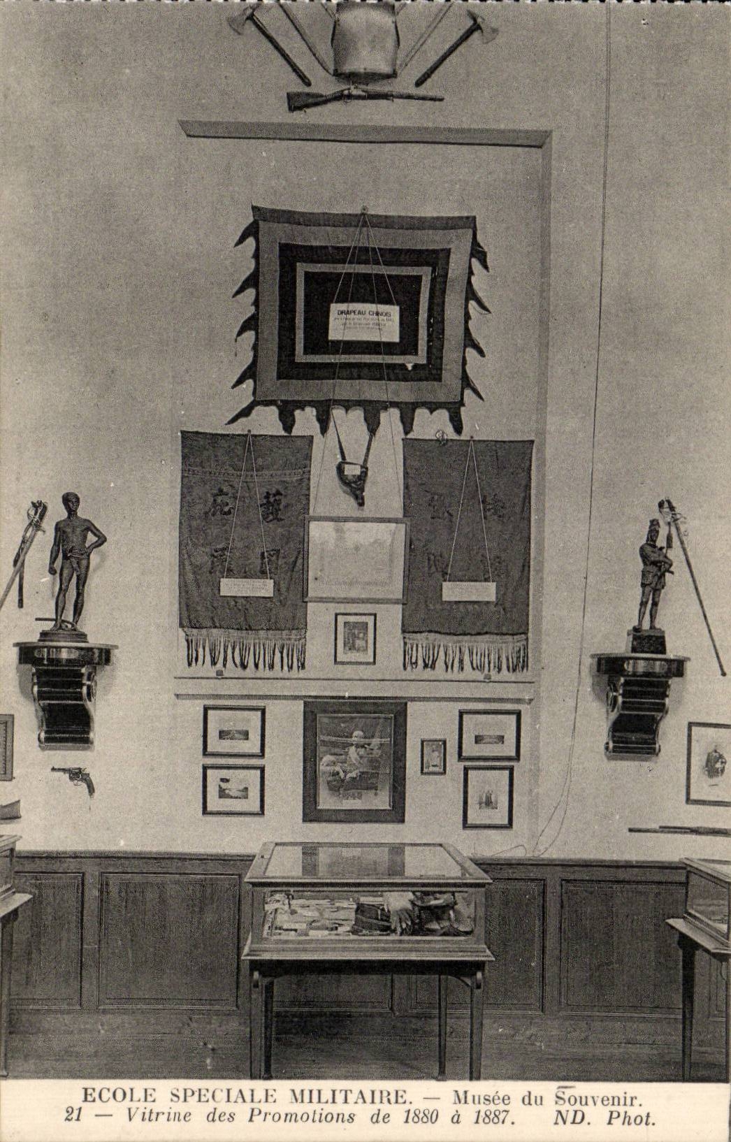 Saint Cyr - Ecole Speciale Militaire - Vitrine des Promotions de 1880 - CPA