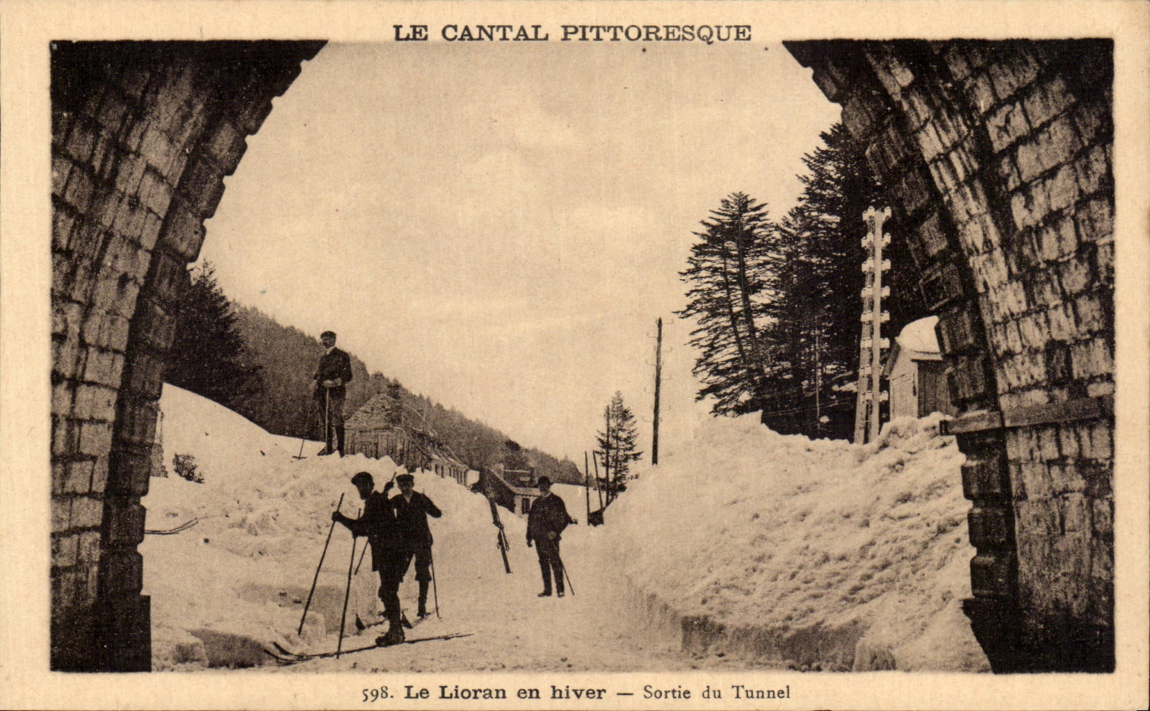 CPA Cantal le Lioran en hiver Sortie du tunnel Ski
