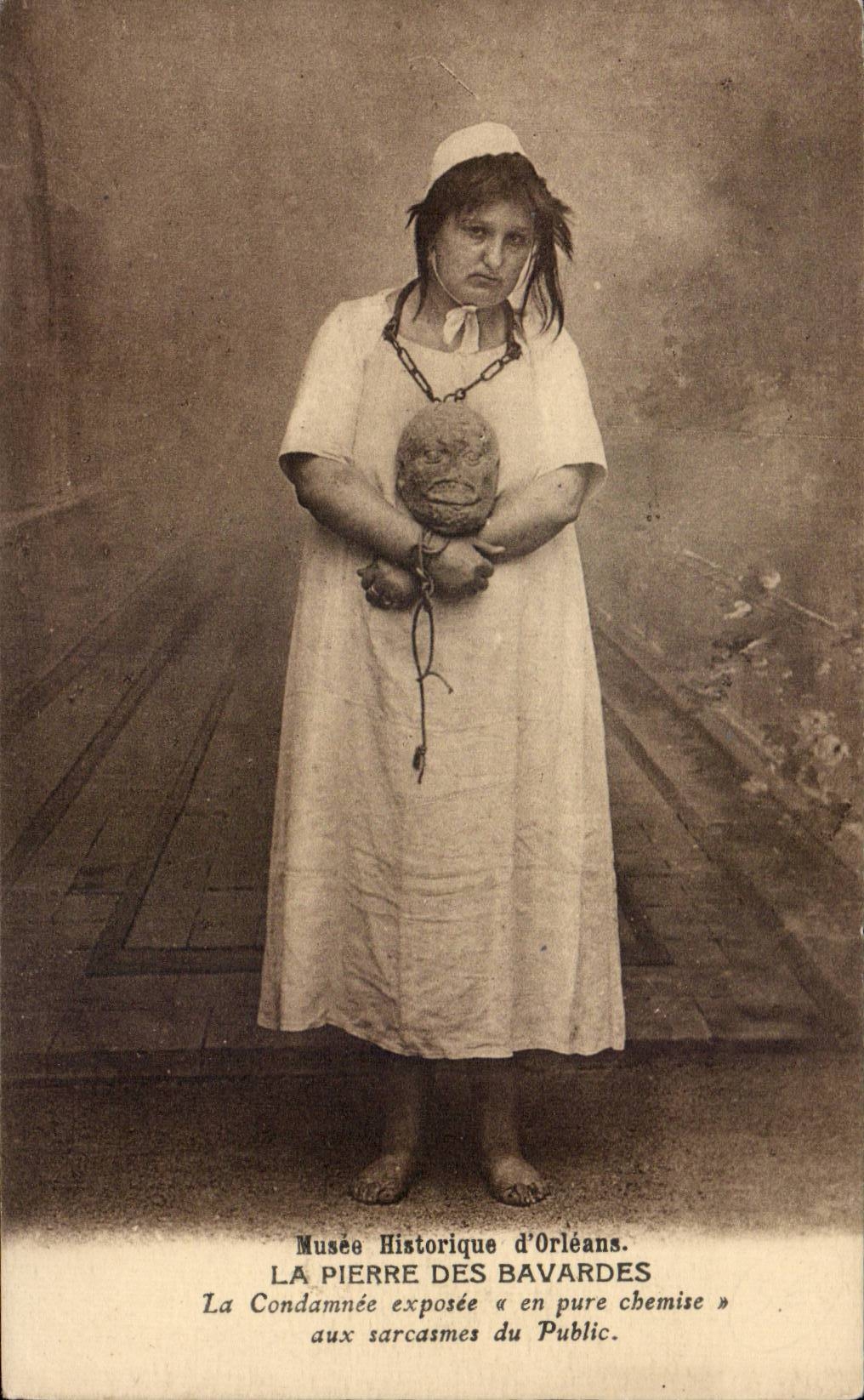 CPA Orleans La pierre des bavardes La condamnee exposee en pure chemise aux sarcasmes du public