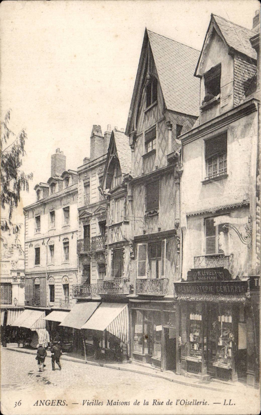 CPA Angers Old women houses of the street of Bird selling