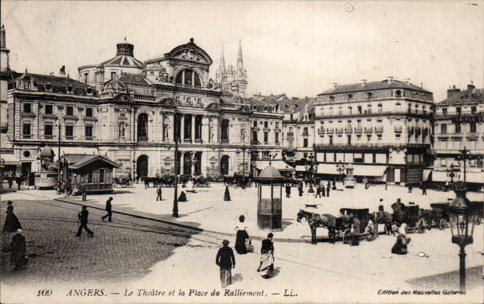 CPA Angers Le theatre et la place du ralliement