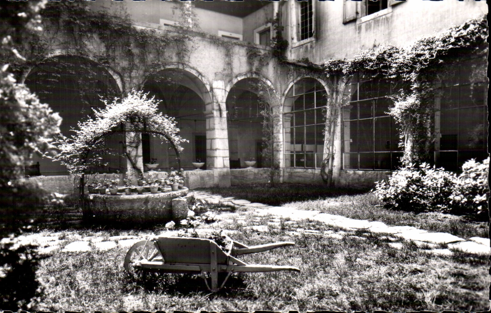CPSM Talloires Hotel of abbey interior Court and old well
