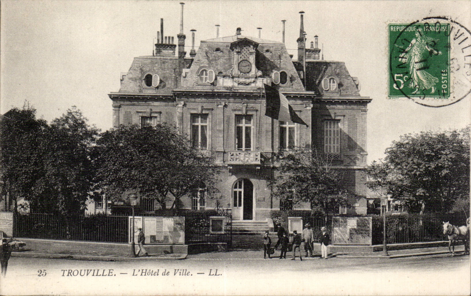 Trouville - L Hotel de Ville - CPA