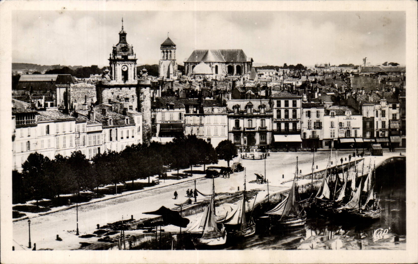 La Rochelle - Sight towards the Gros Horloge and the Cathedral - CPA