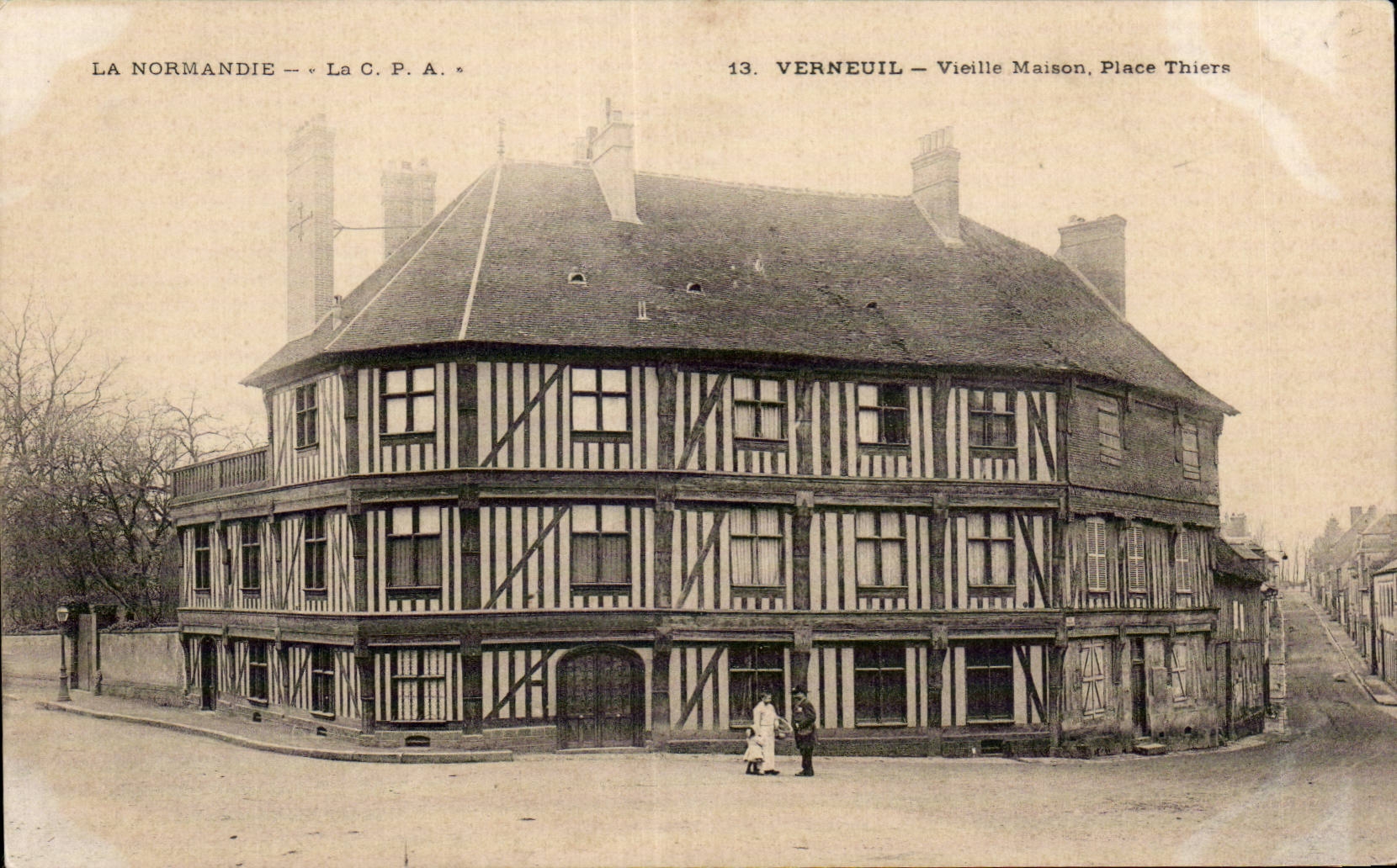 CPA Verneuil Vieille house Places Thiers