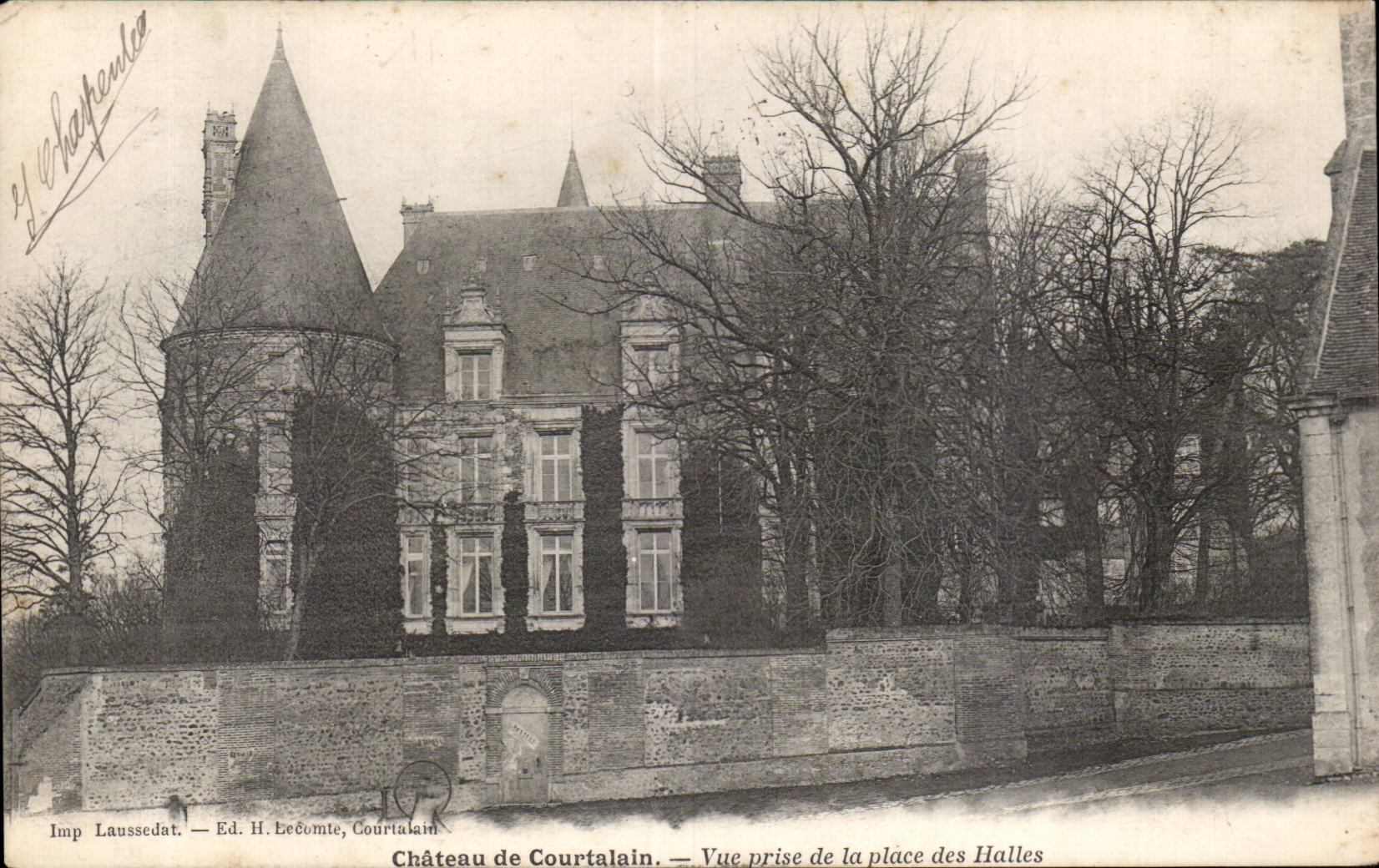 CPA Chateau de Courtalain Vue prise de la place des Halles