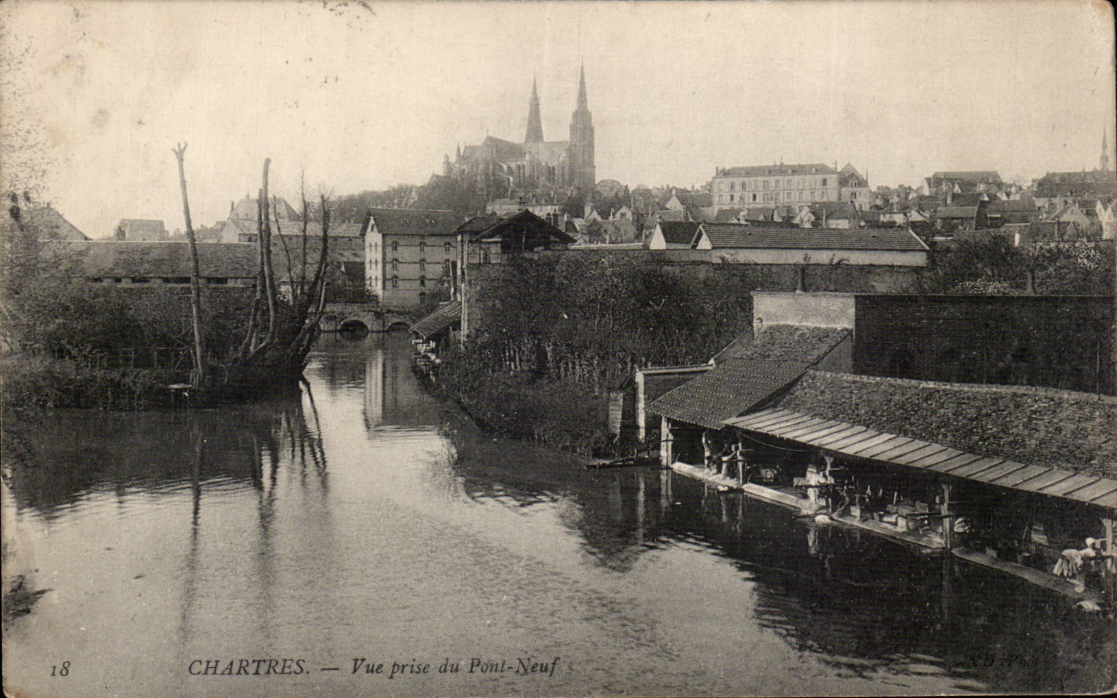 CPA Chartres Vue prise du Pont Neuf Lavoir