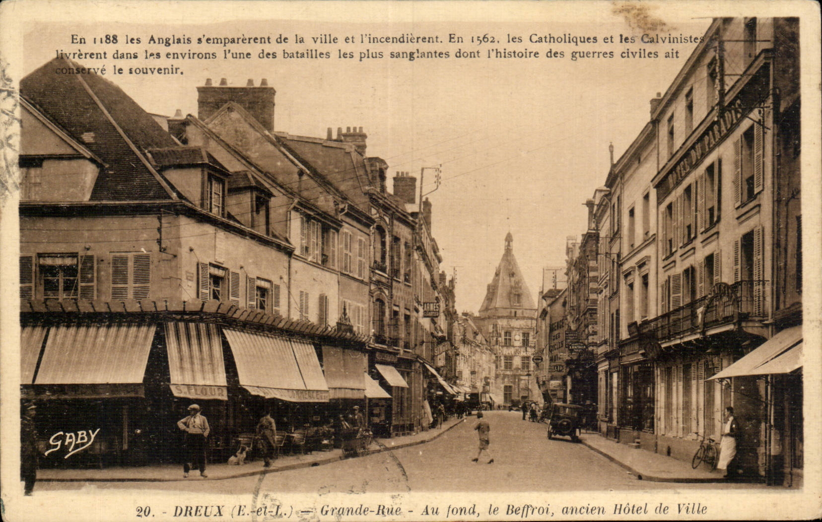 Calle principal de CPA Dreux en la parte inferior el ayuntamiento viejo del campanario de una iglesia