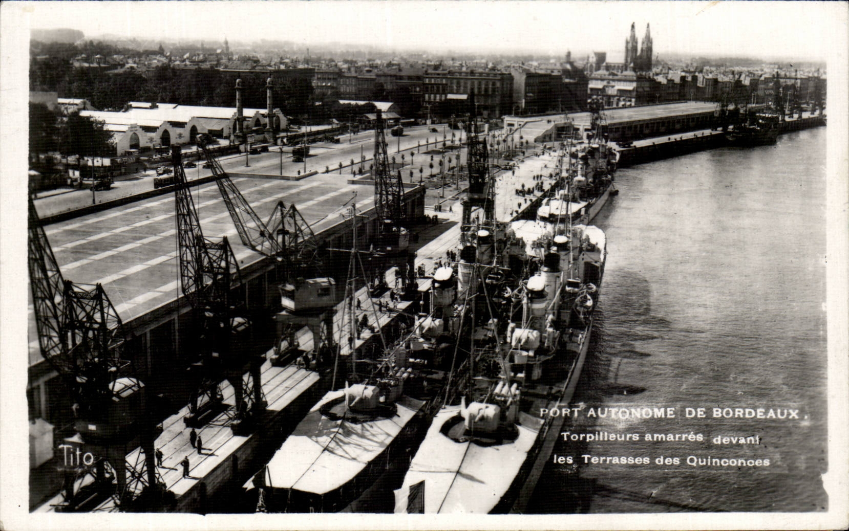 Bordeaux - Port Autonome - Torpilleurs amarees devant les terrasses des Quinconces - CPA