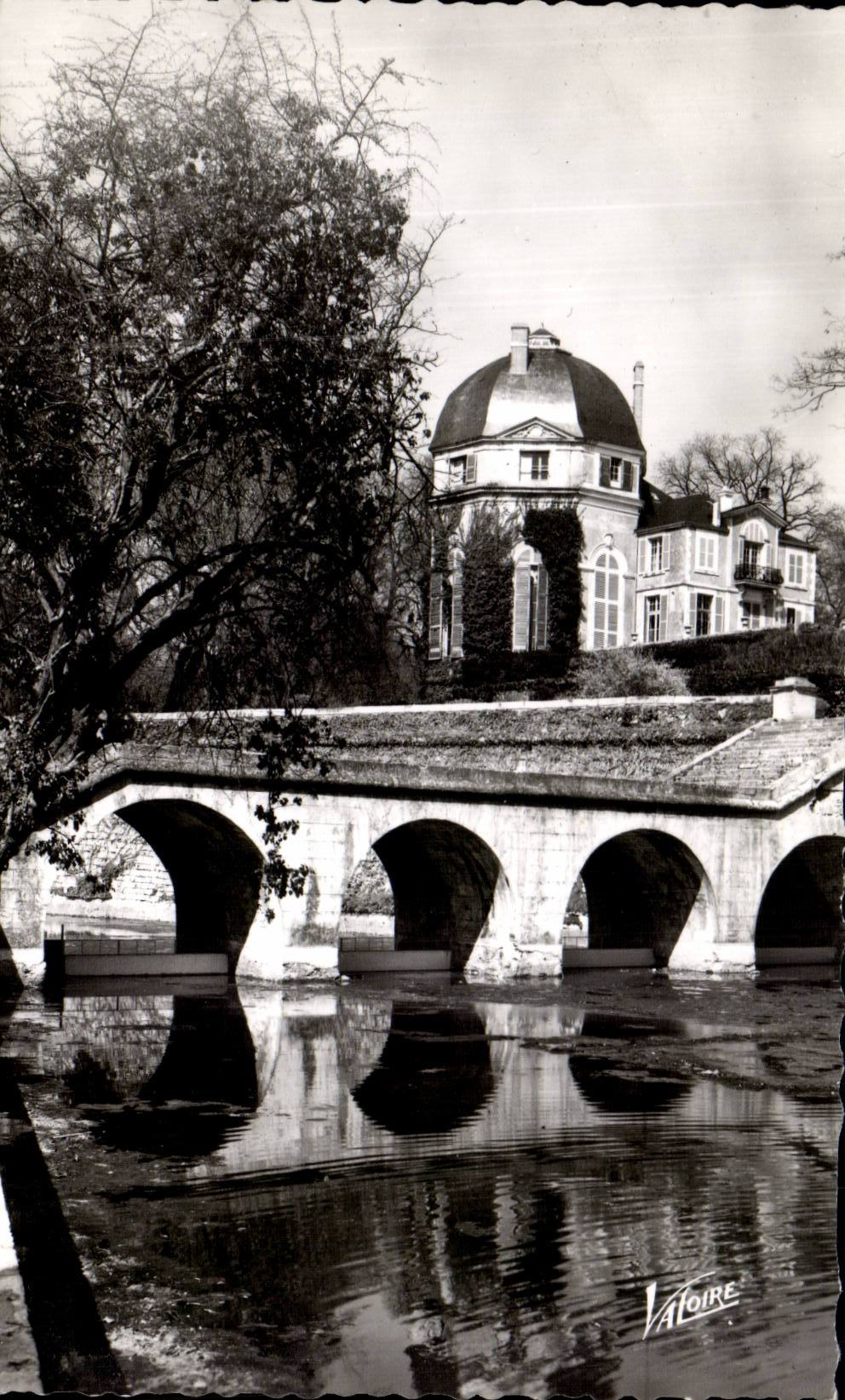 Chateauneuf on the Loire - In the Park of the Castle - CPA