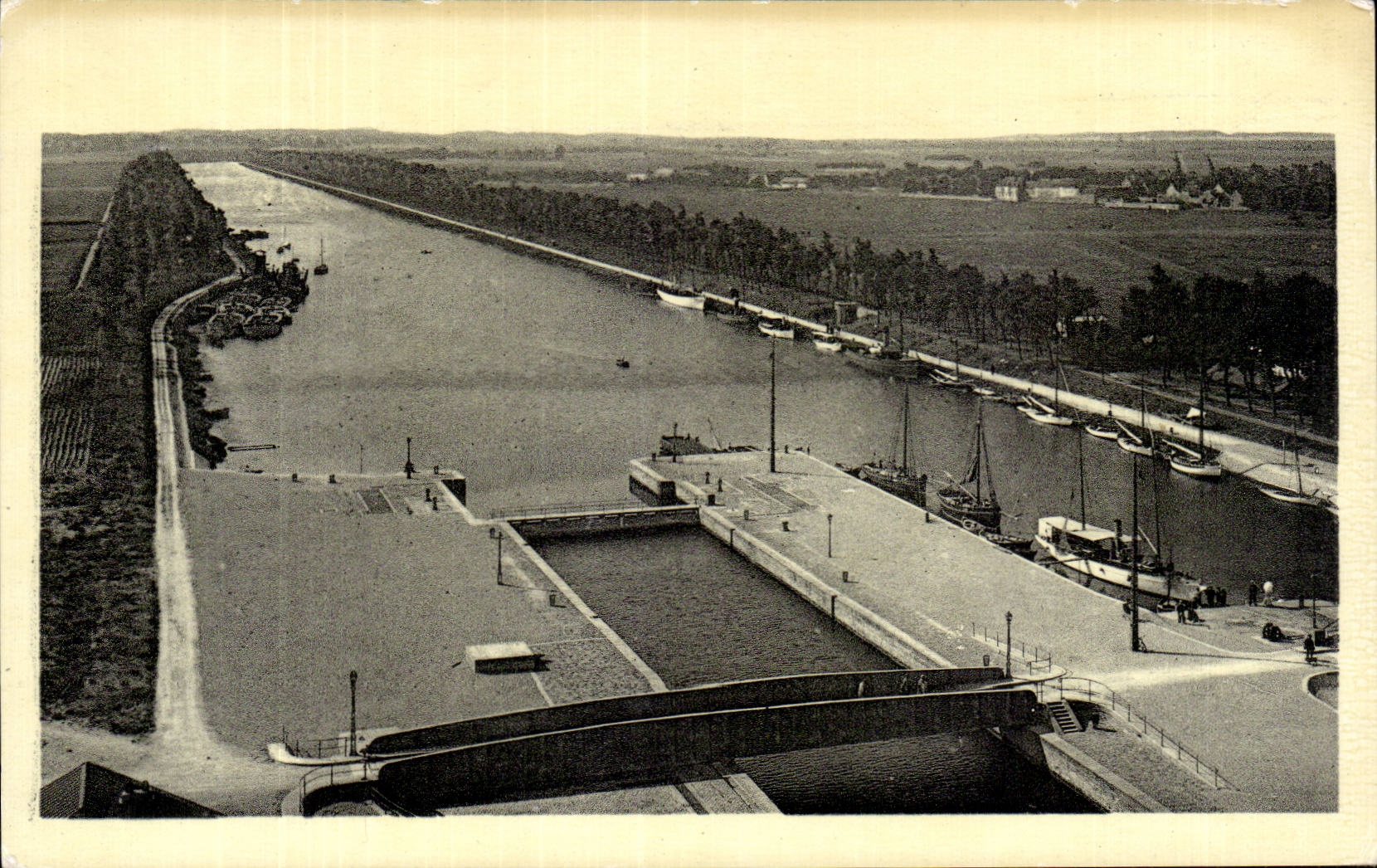Ouistreham - the Canal - Sight of the Lighthouse - lighthouse - CPA