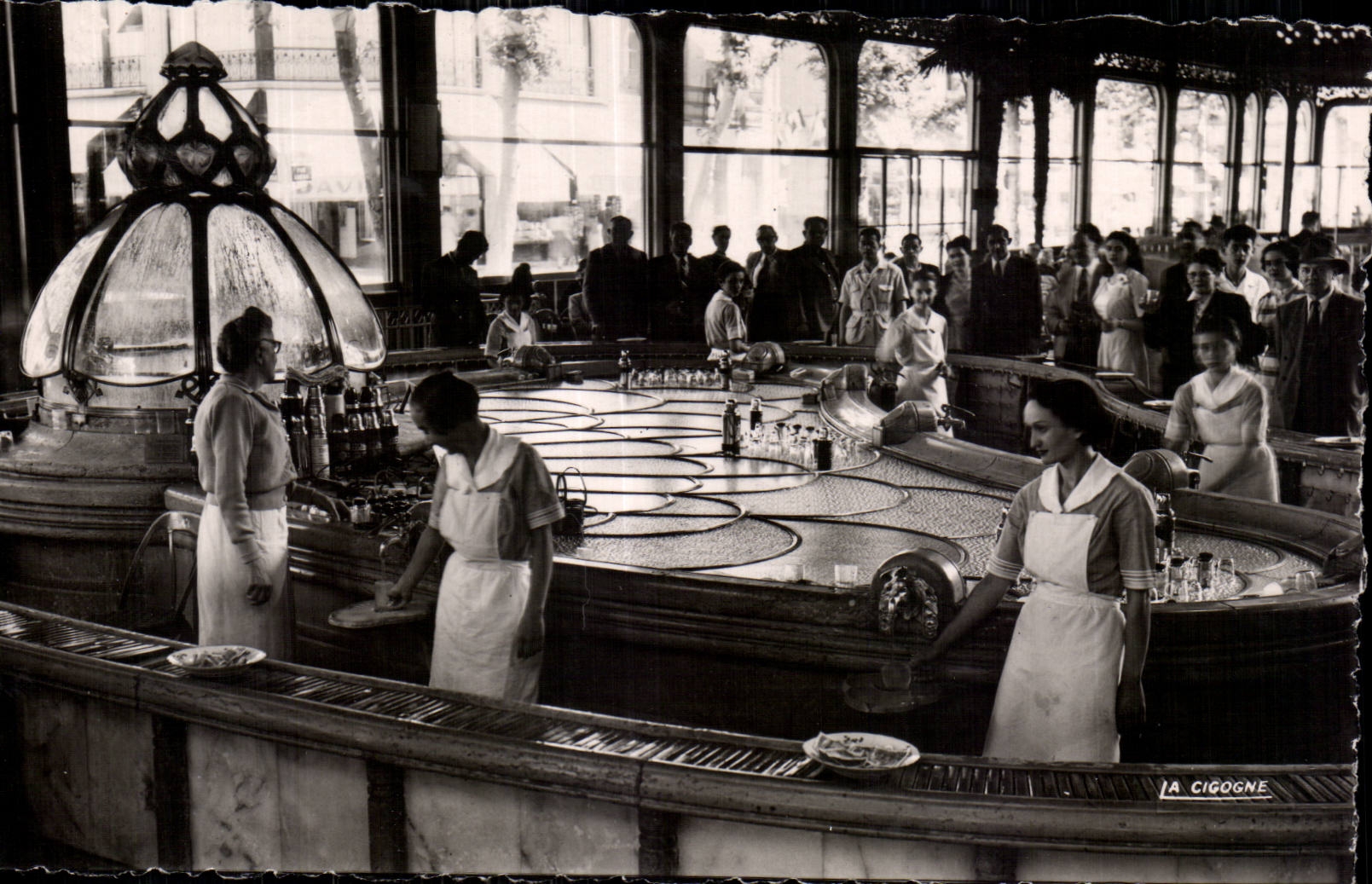 CPSM Vichy Reine des villes d eau Source Chomel