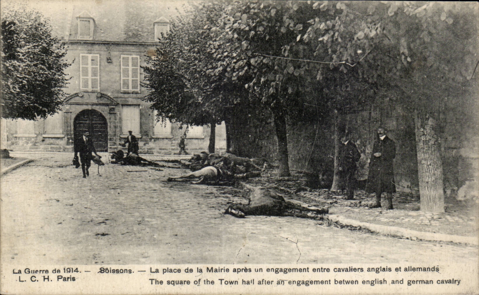 CPA Soissons La place de la mairie apres un engagement entre cavaliers anglais et allemands