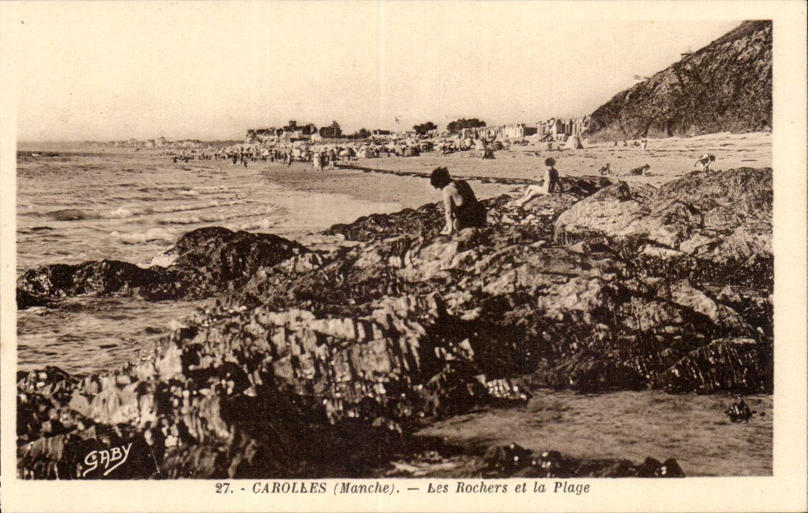 CPA Carolles Les rochers et la plage 