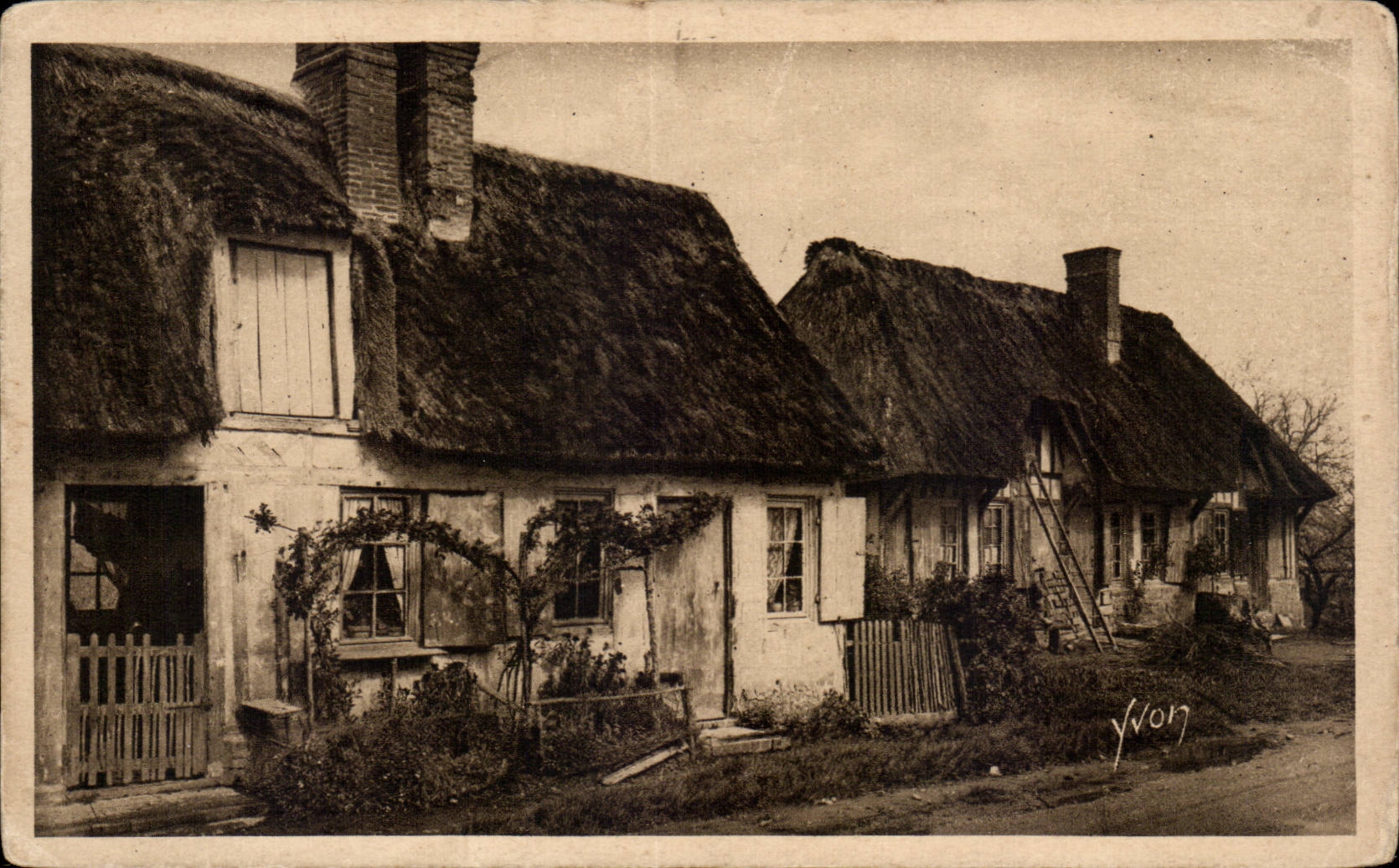 CPA Normandy Old women houses with the thatched roofs