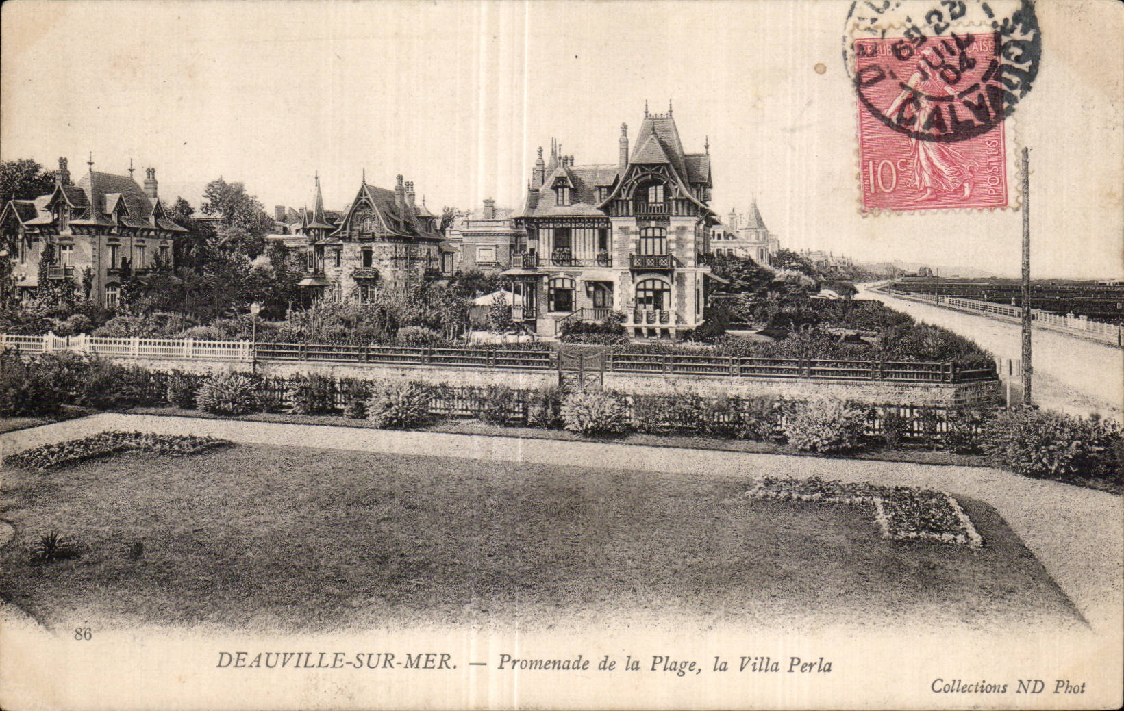 CPA Deauville on sea Promenade of the beach the villa Beaded