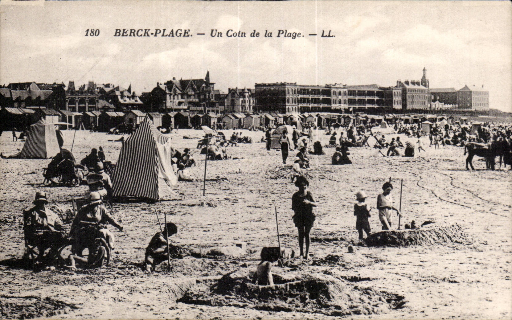 CPA Berck Plage Un coin de la plage 