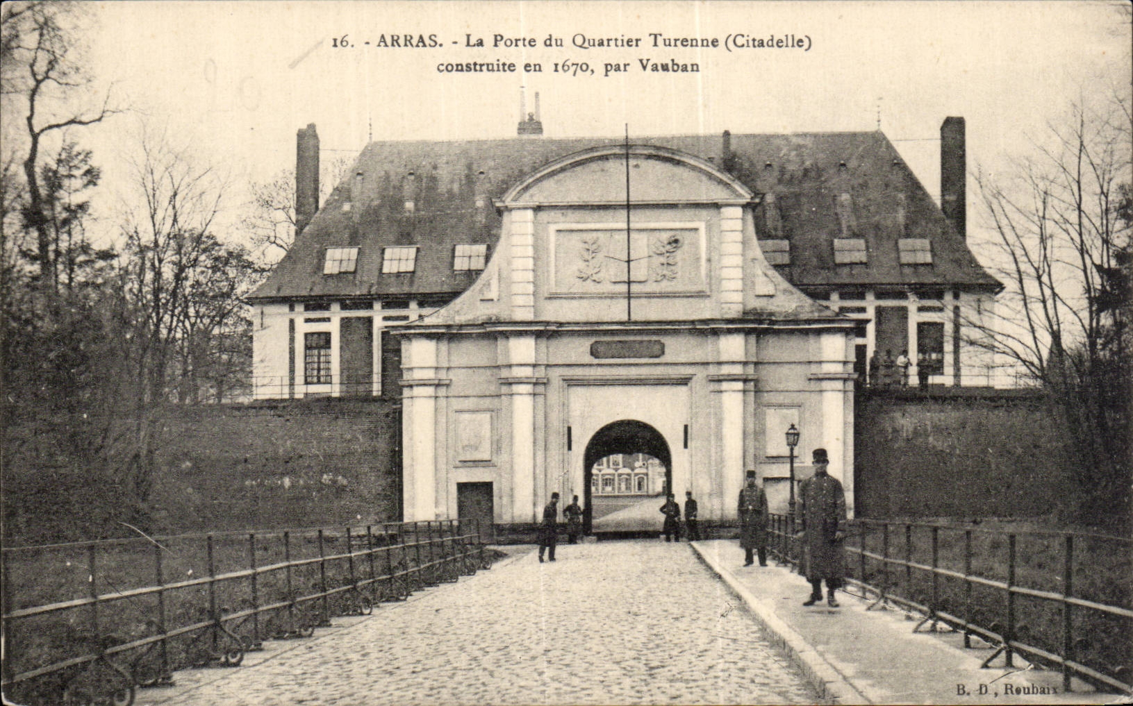 CPA Arras La porte du quartier Turenne (citadelle) construite en 1670 par Vauban 