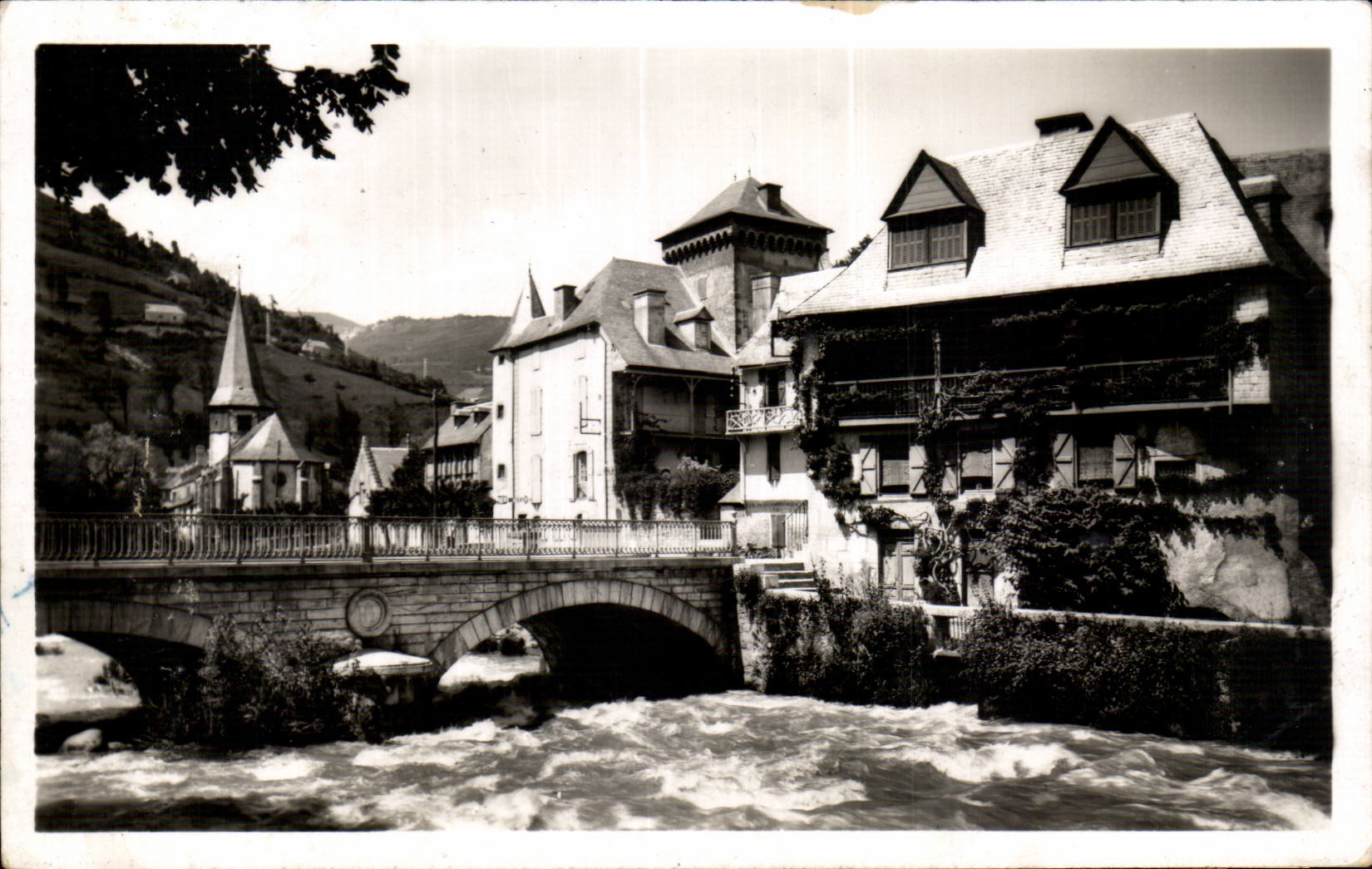 CPA Arreau Valley Aure Old women houses at the edge of Neste