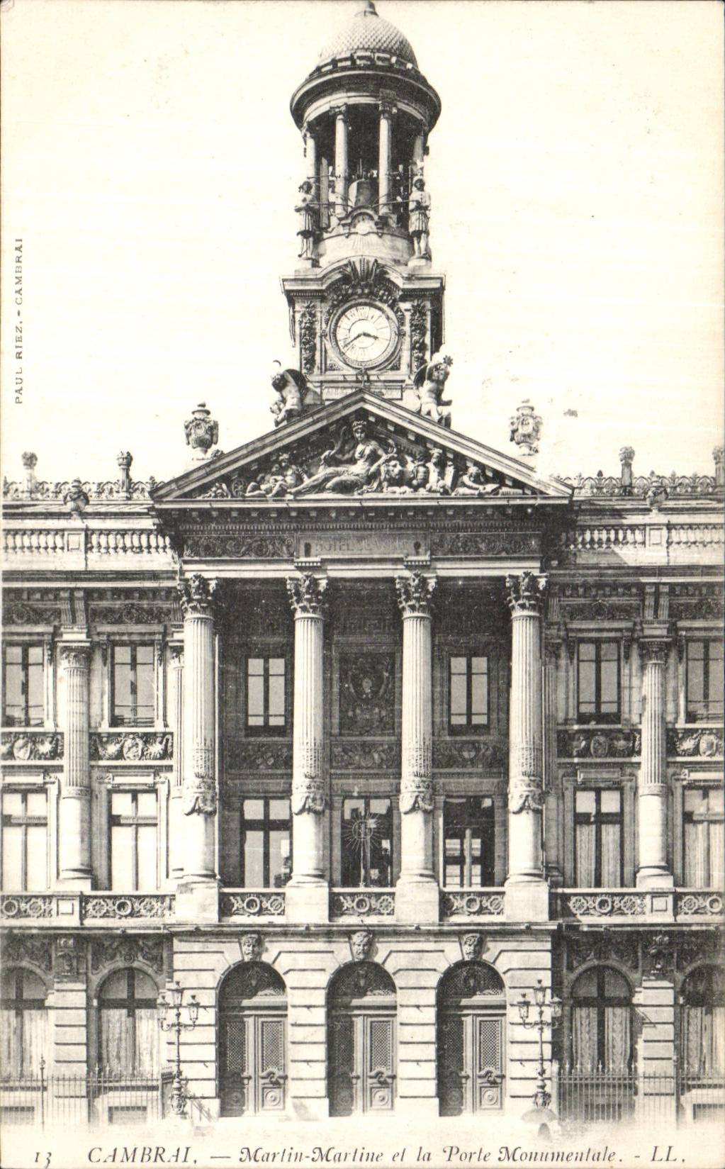 CPA Cambrai Martin Martine et la porte monumentale