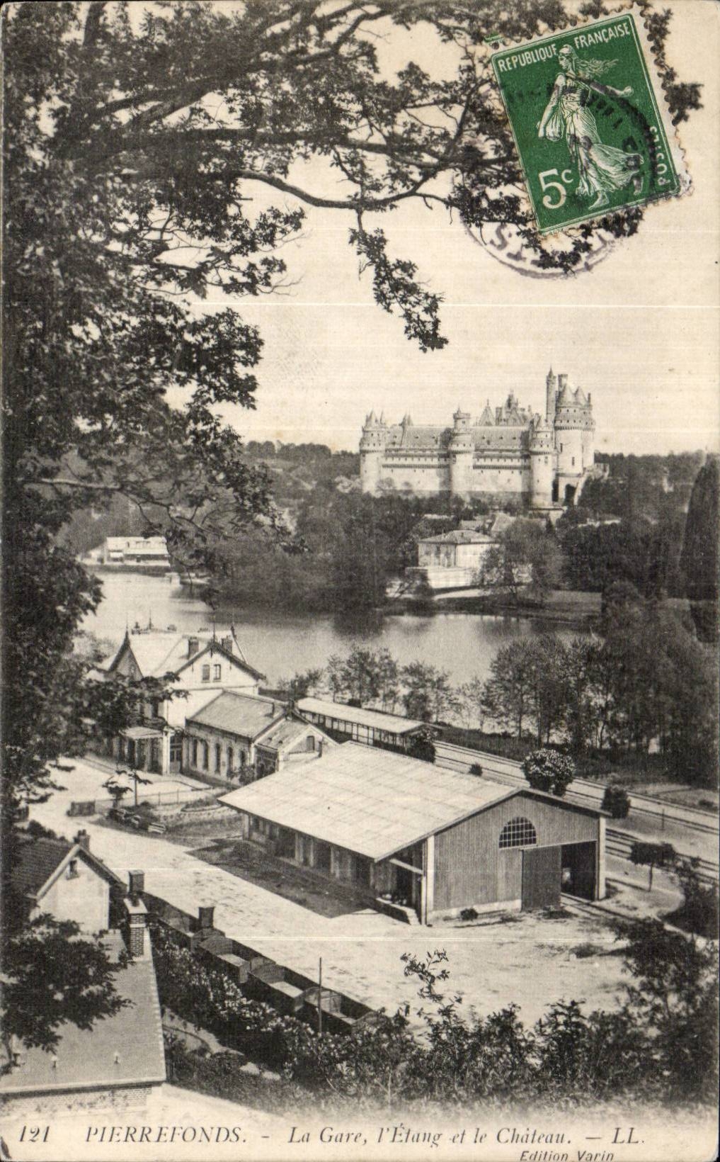 Charca de la estacion de tren de CPA Pierrefonds y el castillo