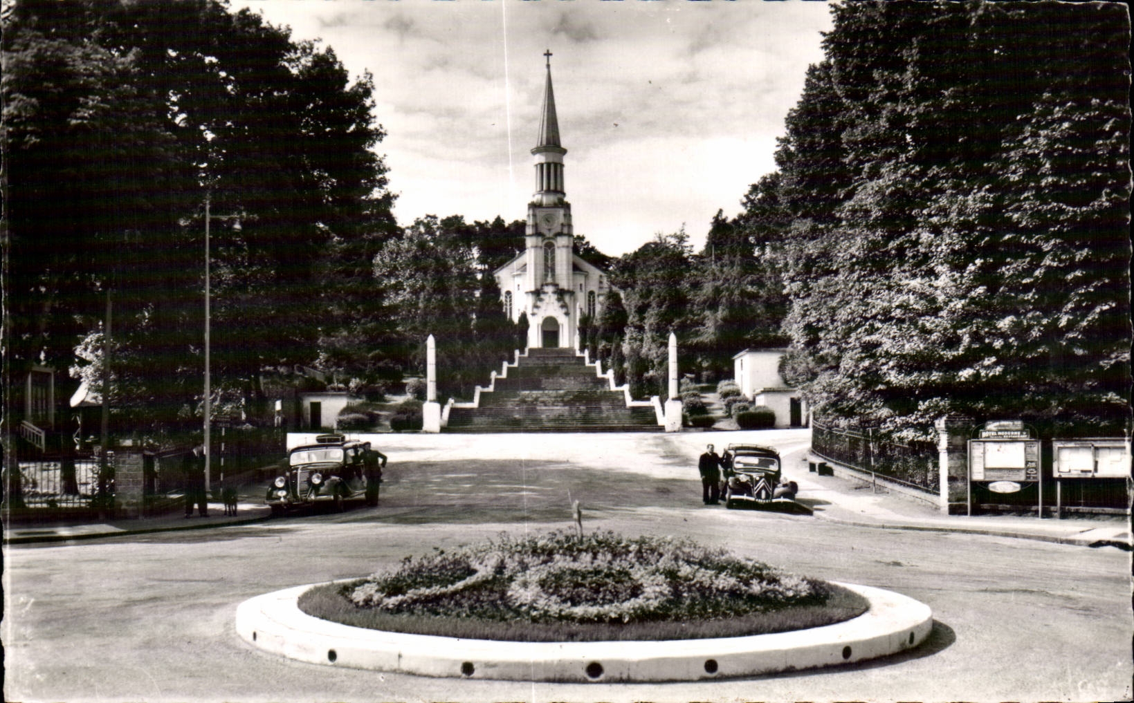 CPSM Station thermale de Bagnoles de l Orne Eglise du Sacre Coeur 