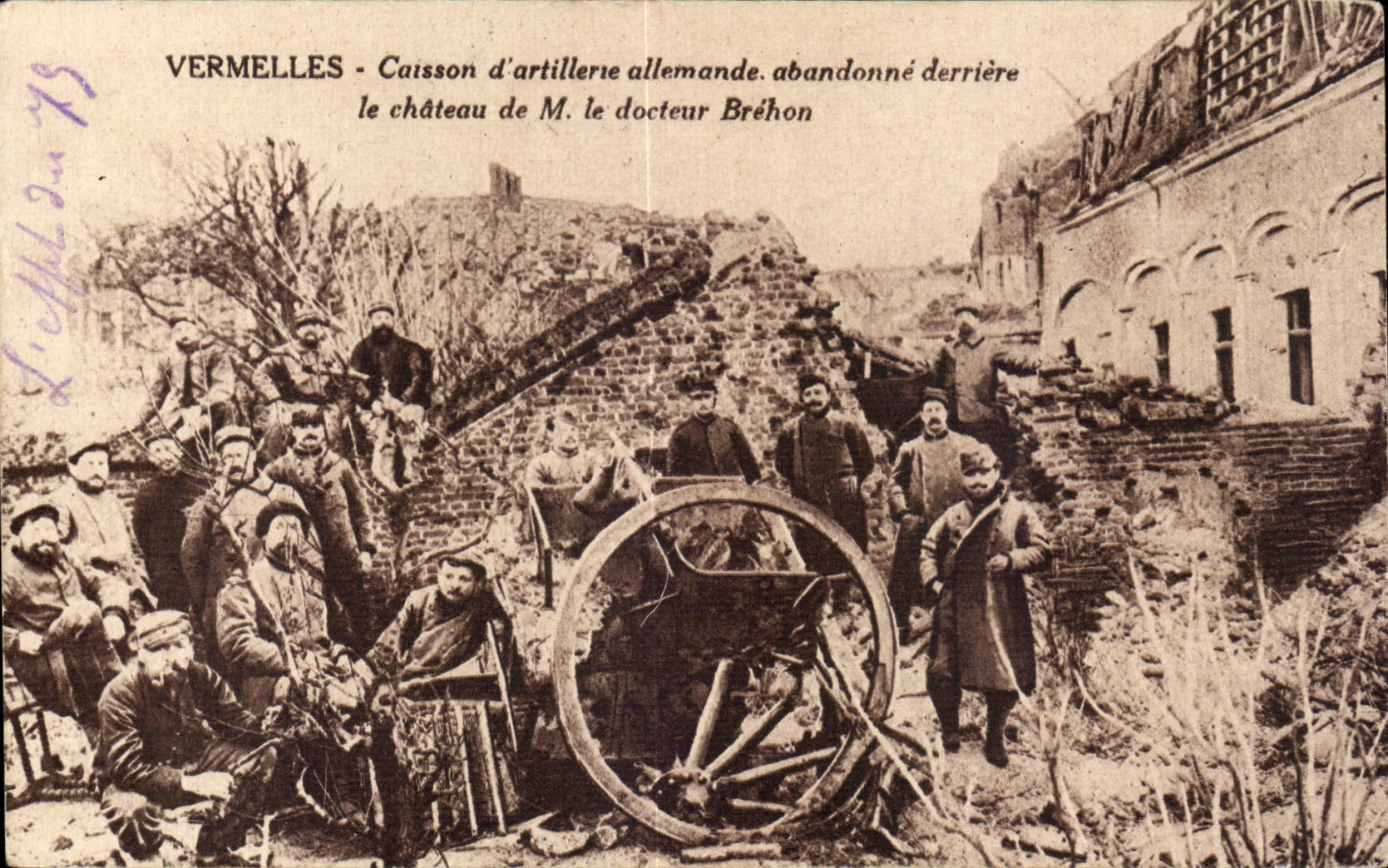 CPA Vermelles Caisson d artillerie allemande derriere le chateau de M le docteur Brehon Militaria