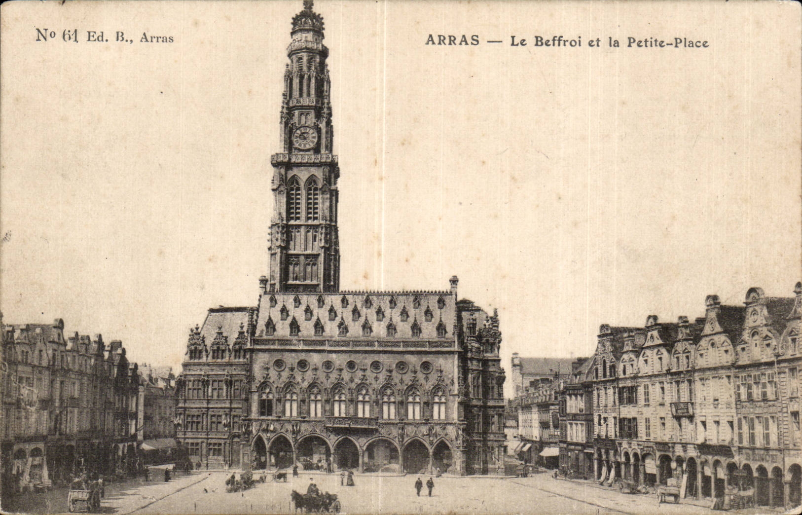 CPA Arras Le beffroi et la petit place