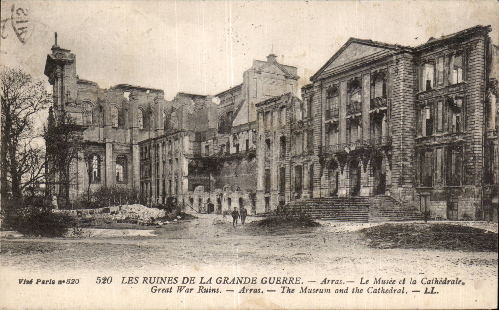 CPA Arras Les ruines de la grande guerre le musee et la cathedrale 