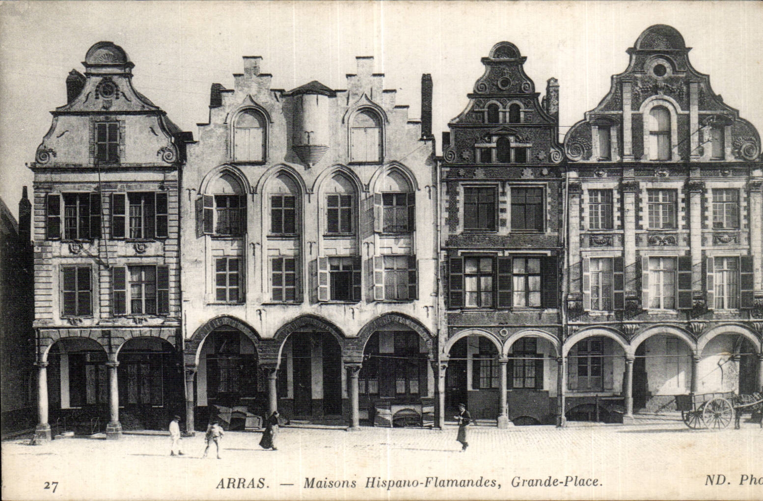 CPA Arras Maisons hispano flamandes Grande place