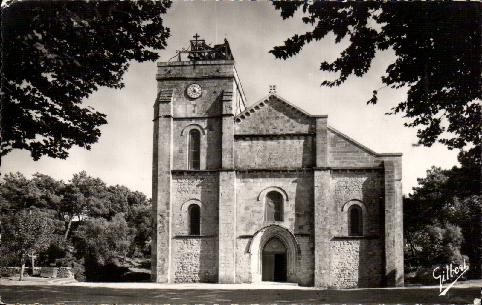 CPSM Soulac on Sea Basilica of Notre Dame de Fin of the grounds
