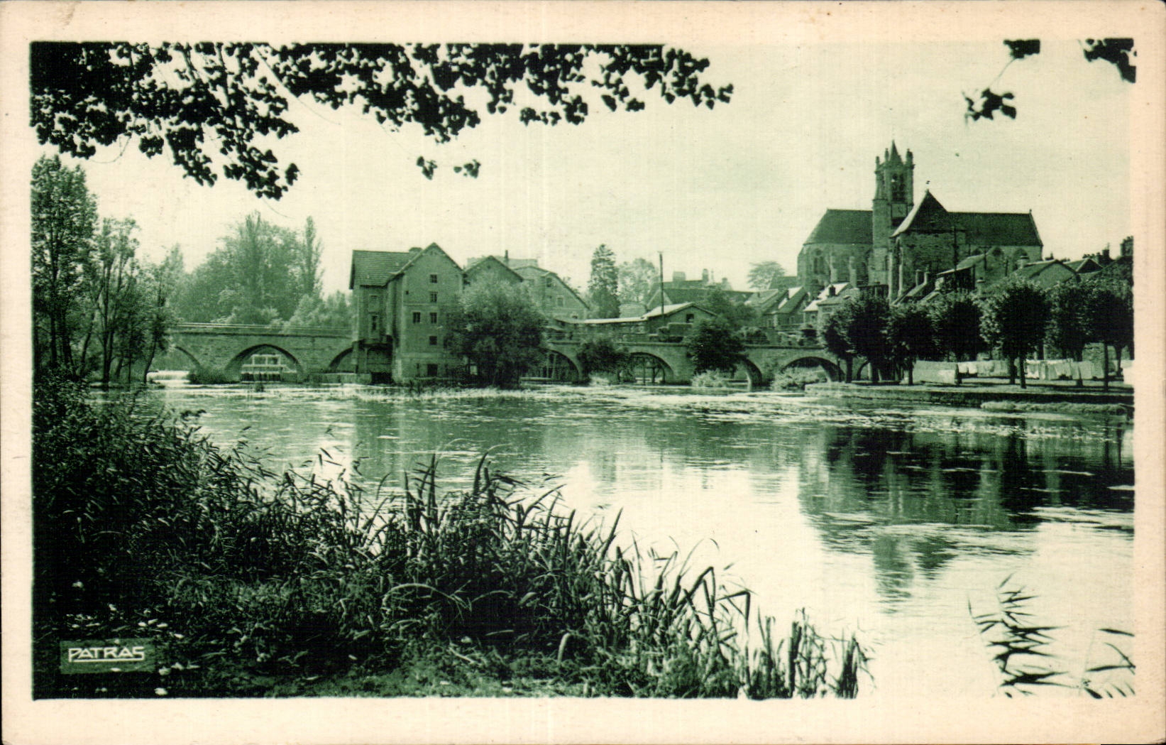 Moret sur Loing - L Eglise et la Porte de Bourgogne - CPA