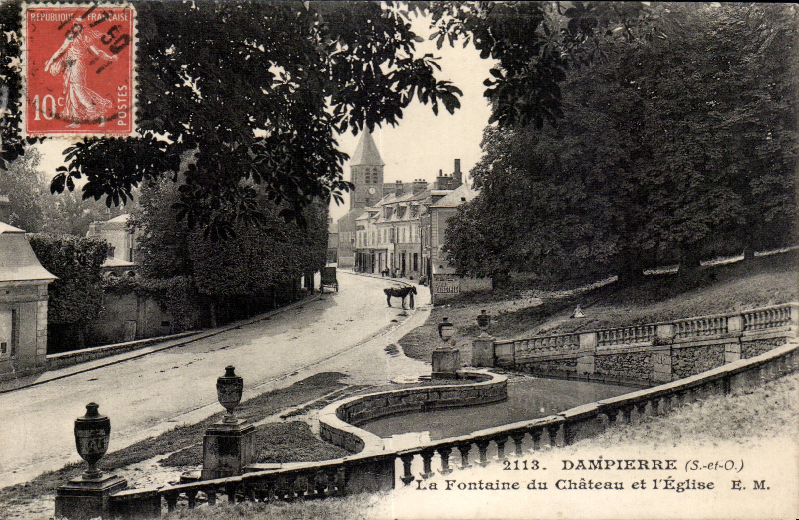 Dampierre - La Fontaine du Chateau et l Eglise - CPA