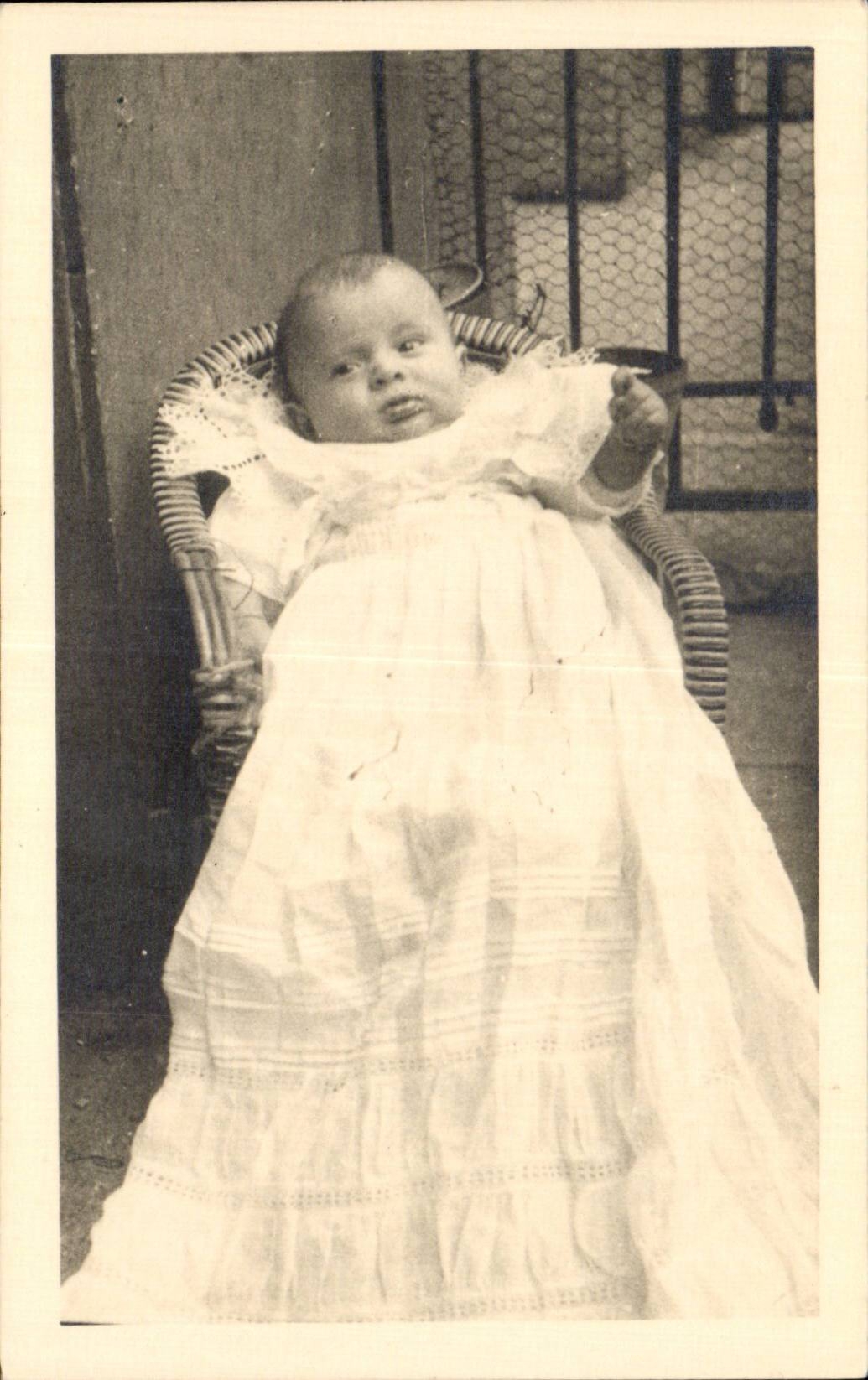 Fantaisie - Enfants - Bebe - Baby in long dress CARTE PHOTO -