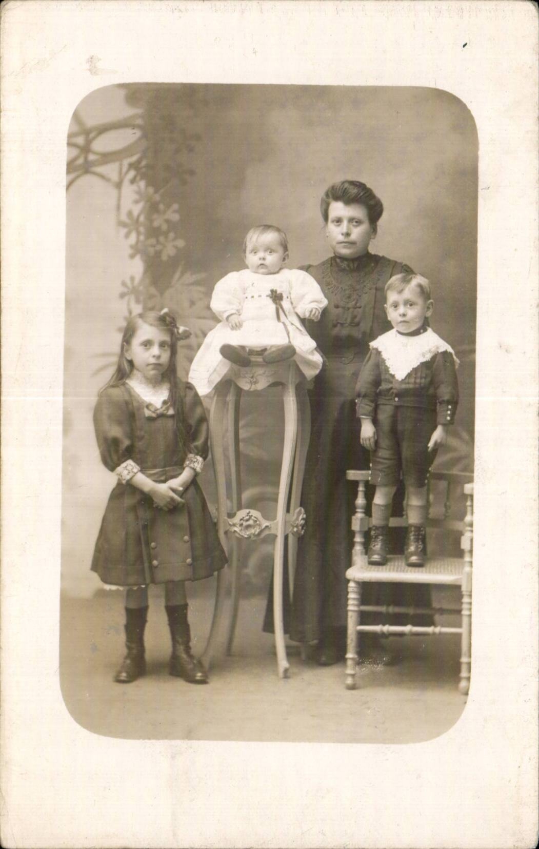 Fantaisie - Enfants - Proud children and her family CARTE PHOTO -
