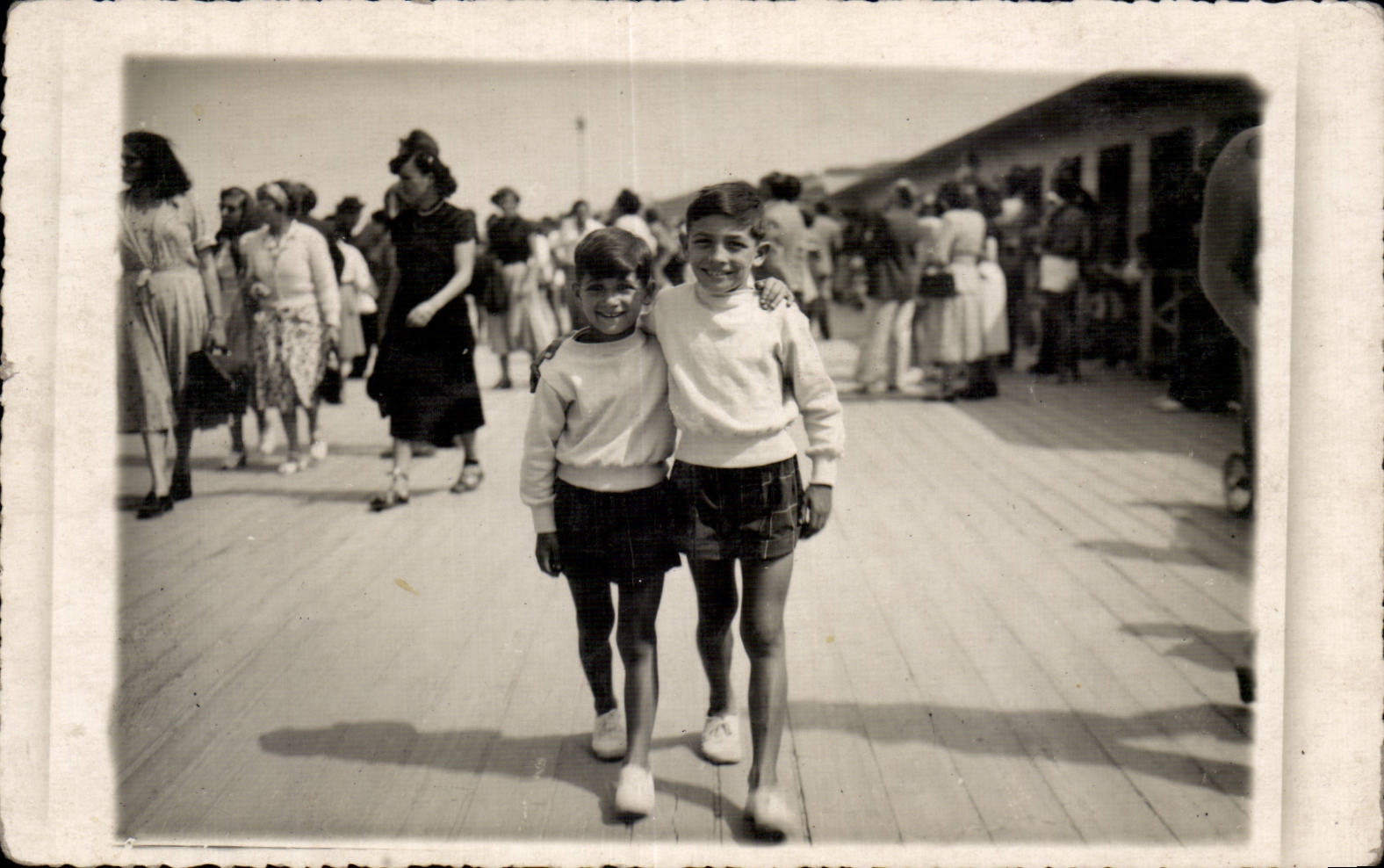 Fantaisie - Enfants - Two brothers arm in arm Deauville CARTE PHOTO