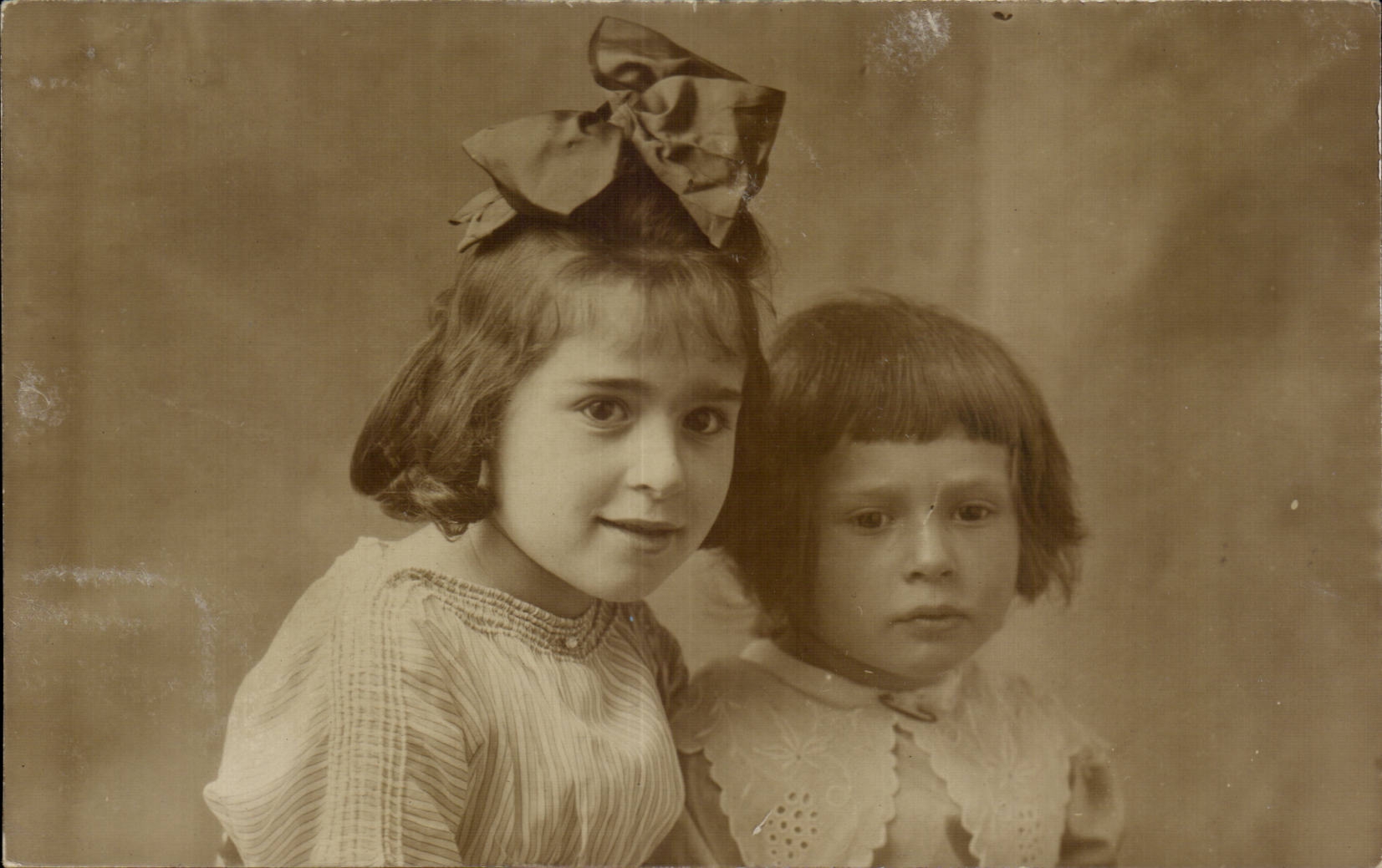 Fantaisie - Enfants - sisters posing for a portrait CARTE PHOTO 