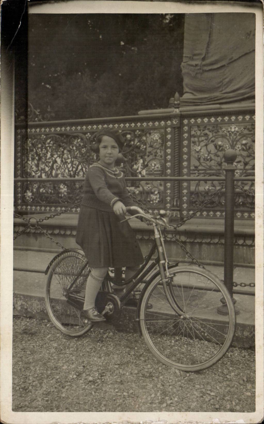 Fantaisie - Enfants - little girl and her bike Velo Cycle CARTE PHOTO 