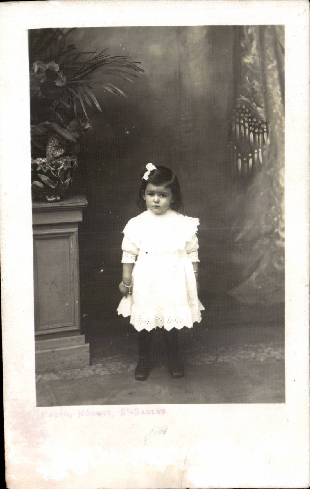 Fantaisie - Enfants - Little girl with bow in hair CARTE PHOTO 