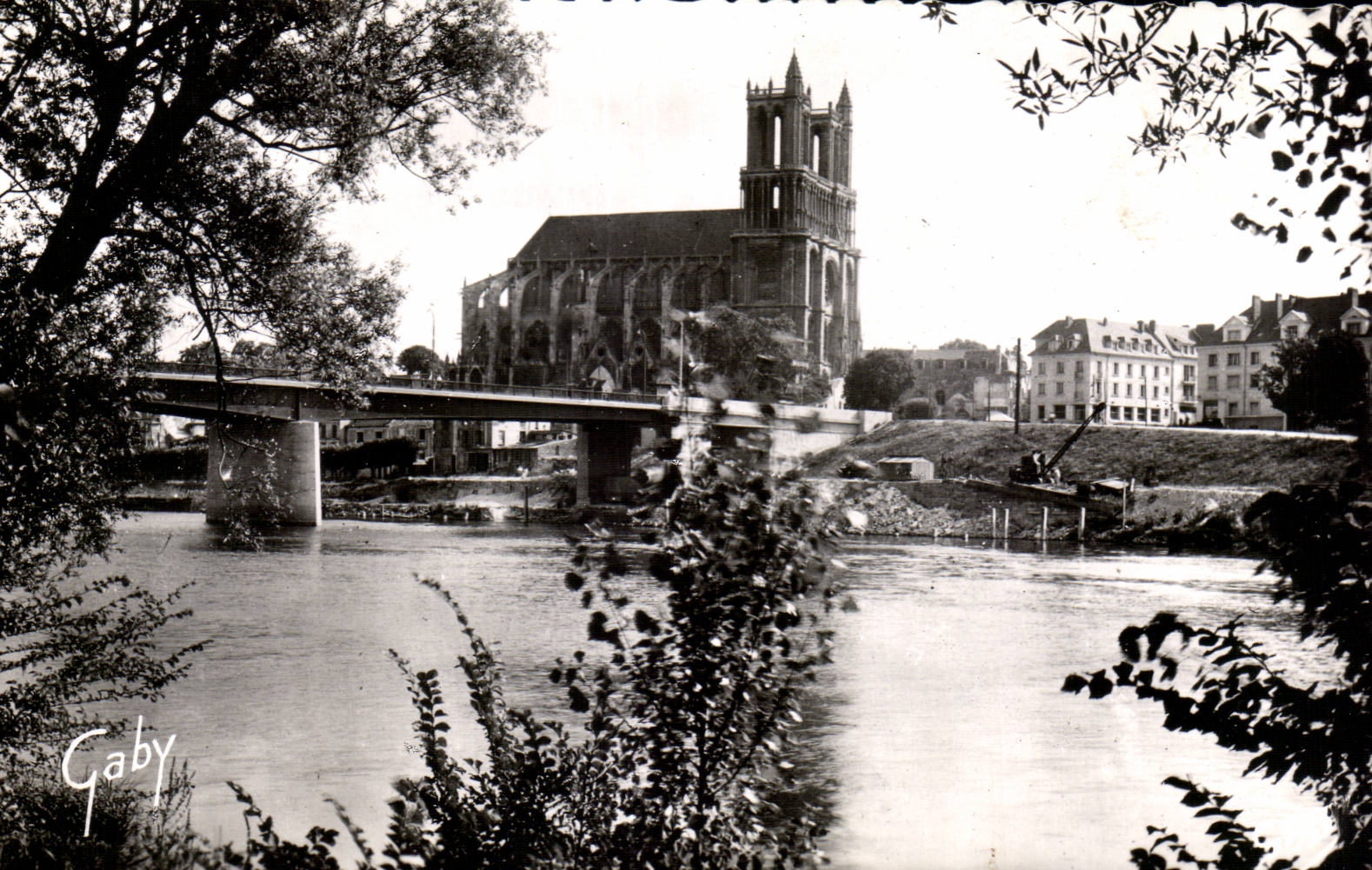 Mantes la Jolie - La Seine et la Cathedrale - CPA