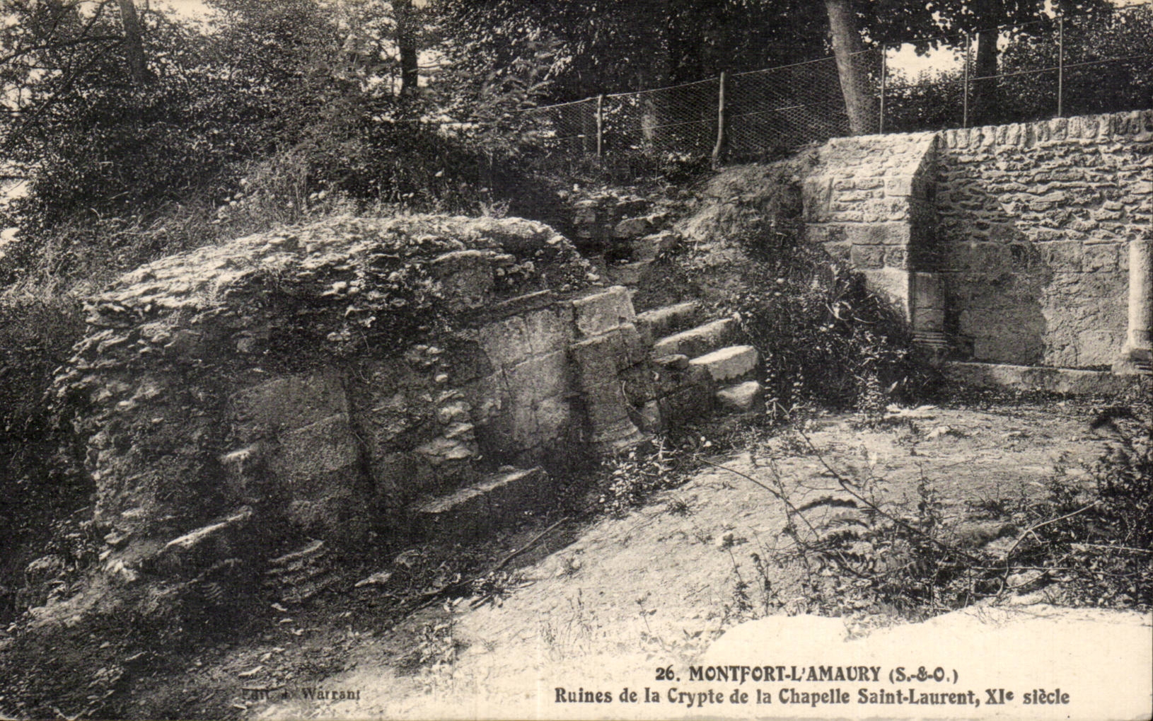 CPA Montfort l Amaury Ruines de la crypte de la chapelle Saint Laurent