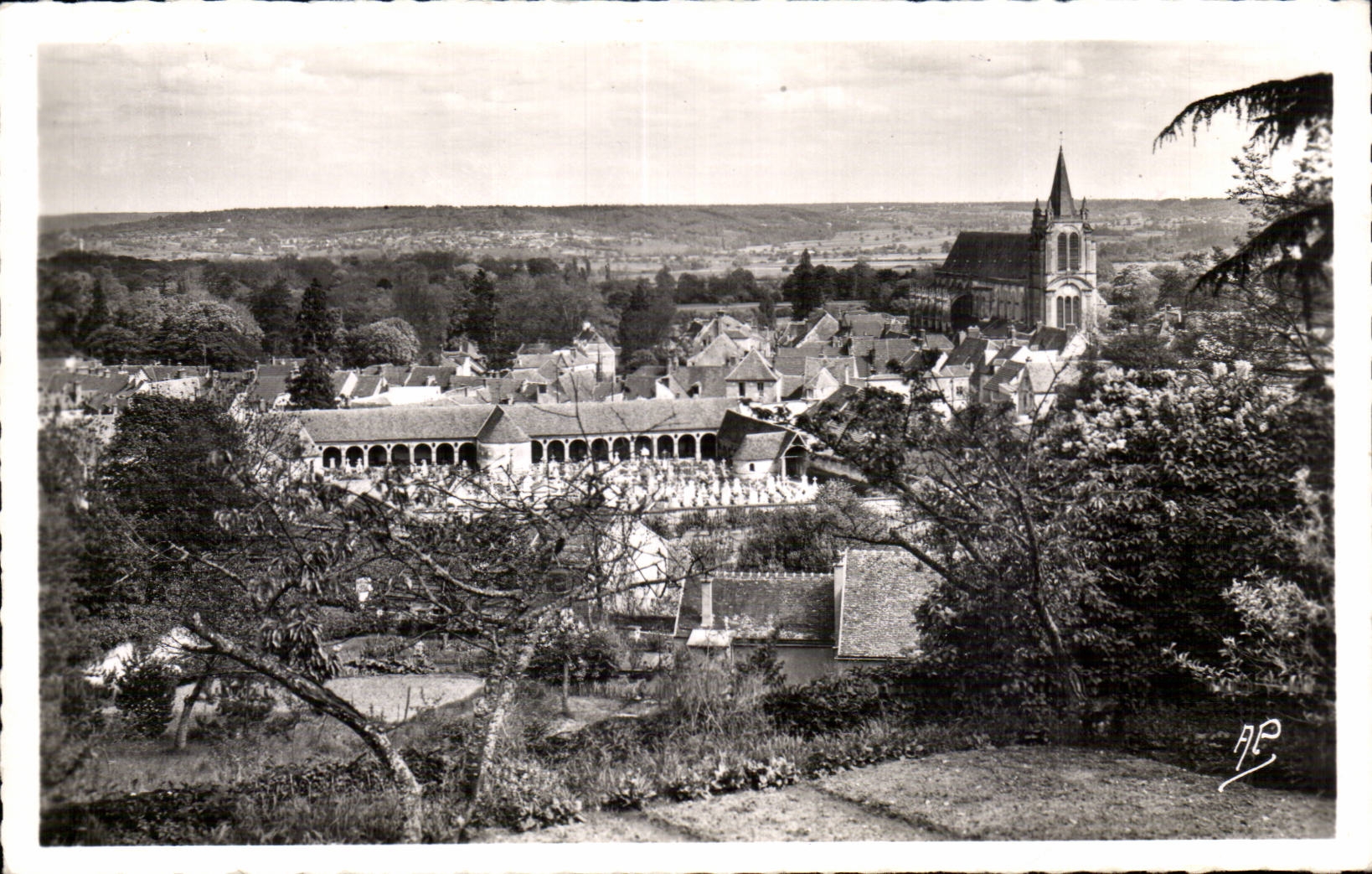 CPA Montfort l Amaury Vue generale L eglise