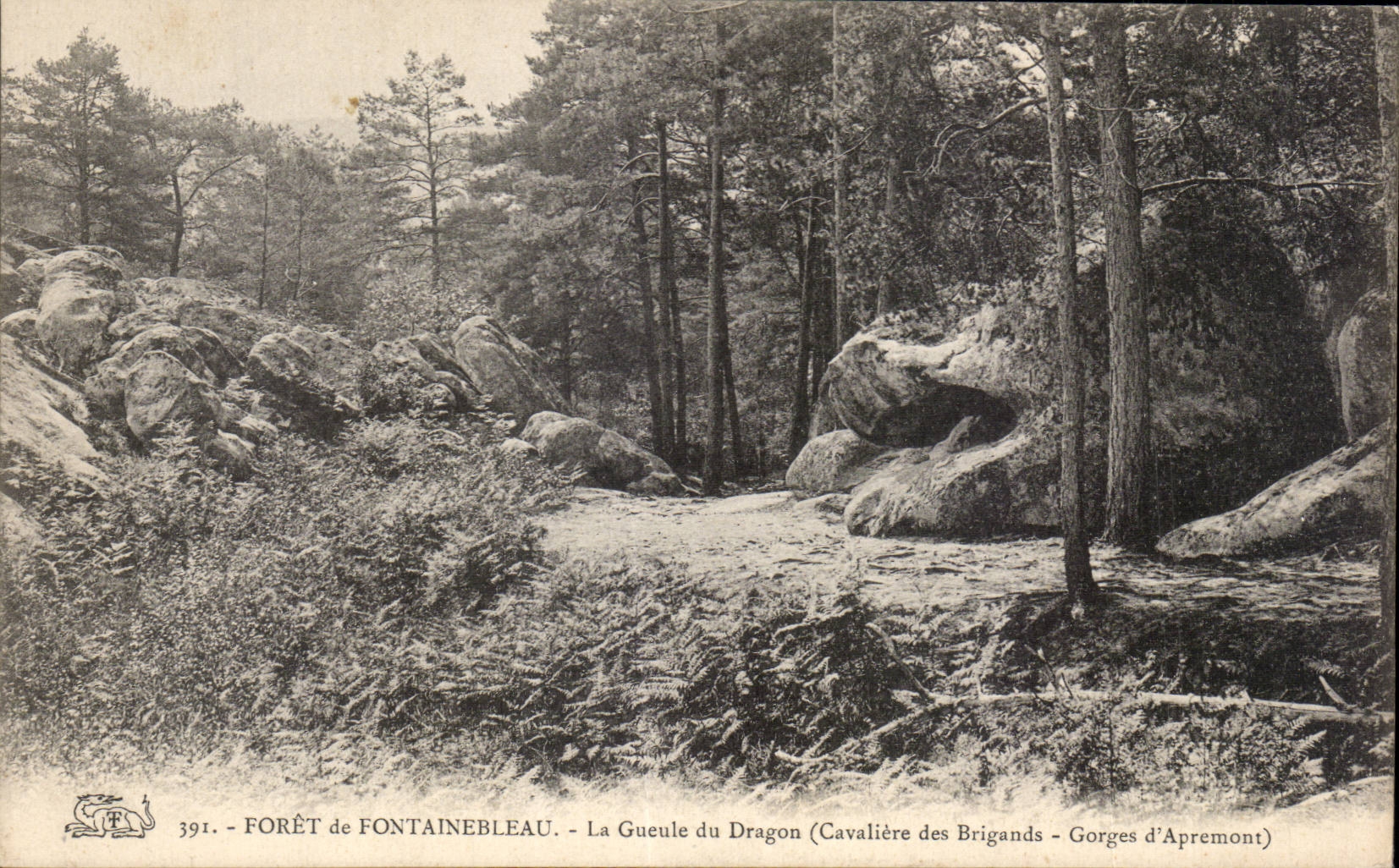 CPA Foret de Fontainebleau la gueule du Dragon (cavaliere des brigands Gorges d Apremont)