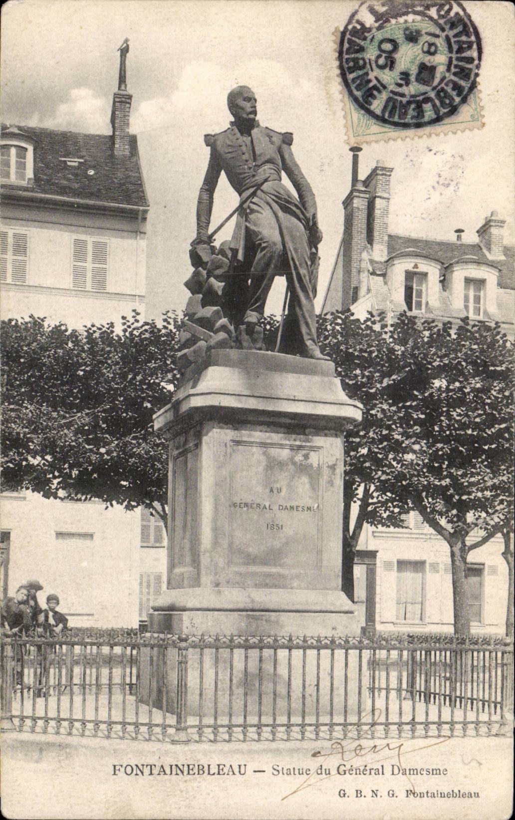 CPA Fontainebleau Statue du general Damesne