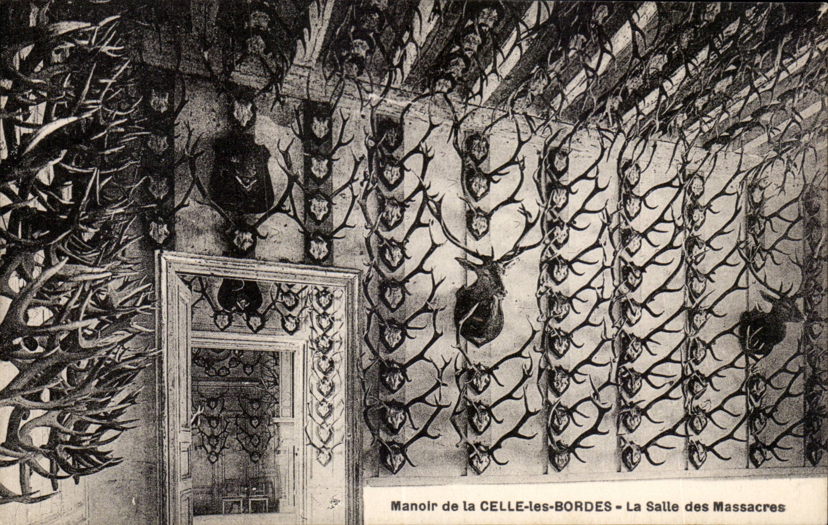CPA Manoir de la Celle es Bordes La salle des massacres Cerfs