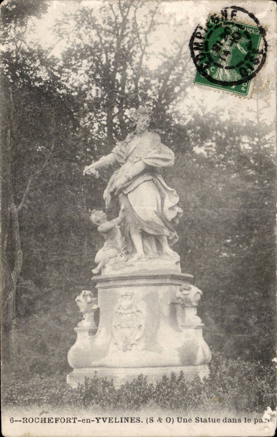 CPA Rochefort sur Yvelines Une statue dans le parc