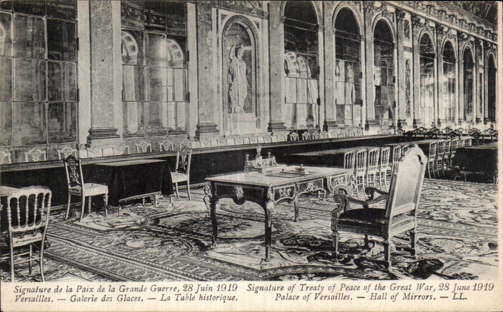 CPA Versailles Souvenir de la grande guerre 28 juin 1919 Galerie des glaces La table historique 